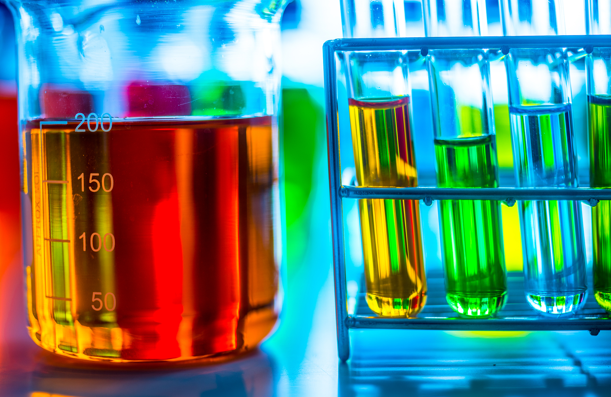 详细论述液体染料激光器中染料聚集猝灭等问题原因及解决办法