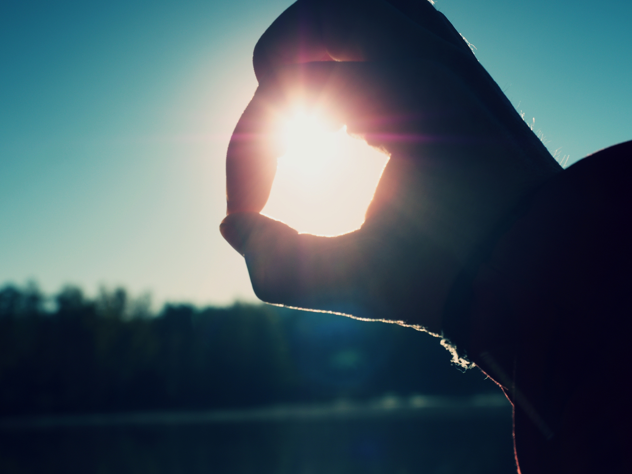 如何用摄影技巧展现人物不友善？逆光拍摄技巧