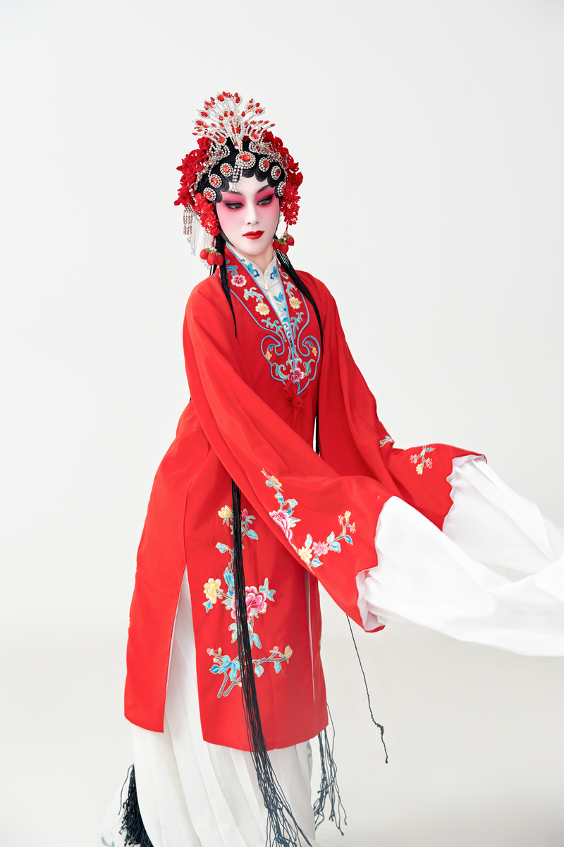 身着红衣的女演员正在表演国粹京剧