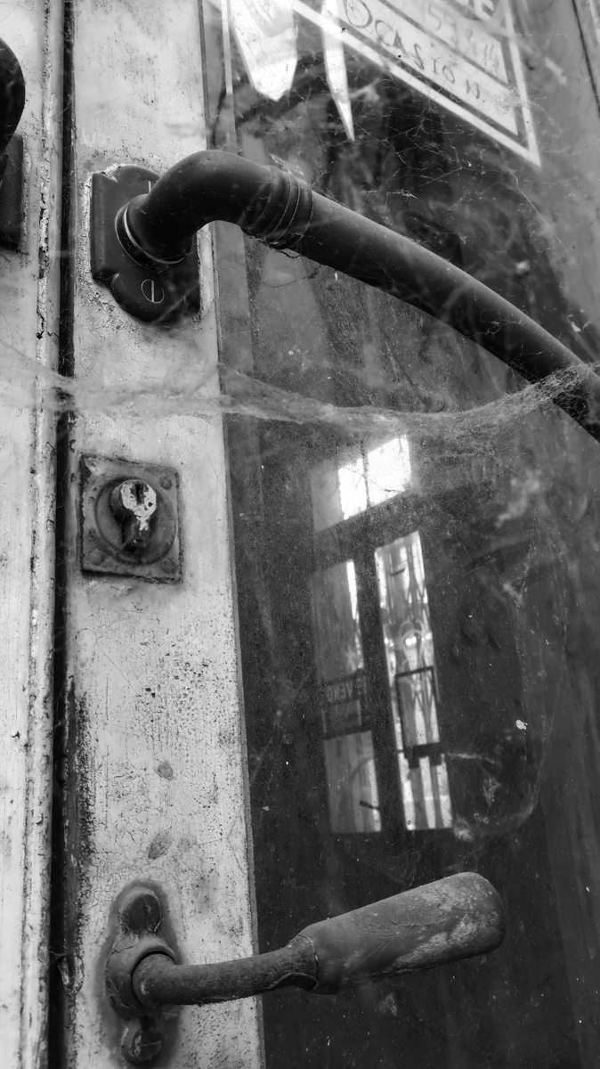 卧室窗户对着污水井好吗？