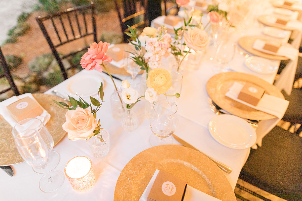 宴会答谢亲朋好友祝福语：真诚感谢你们的陪伴