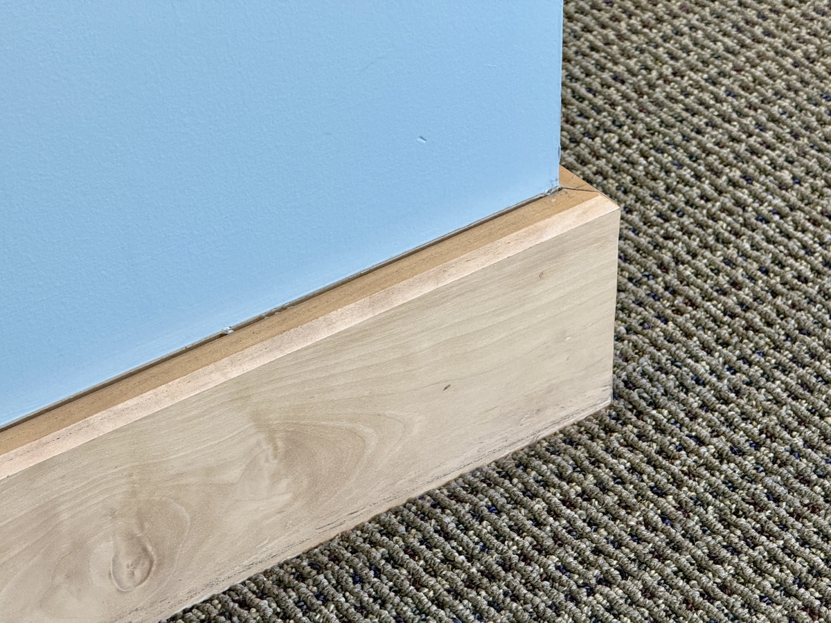 我国家具及人造板质量现状因厂商不同而有所不同。一些品牌的家具及人造板质量已经达到了国际水平例如曲美家居、欧派、索菲亚等。但同时也存在一些厂商生产的产品质量不达标的情况。有些企业的产品质量不达标主要是由于它们在采购原材料时没有建立有效的追溯体系导致木材来源不明存在环保和质量问题；在产品设计和生产过程中没有考虑到结构的稳定性导致产品容易损坏不耐用并且也未考虑到产品的安全性例如未加强产品的承重能力和使用