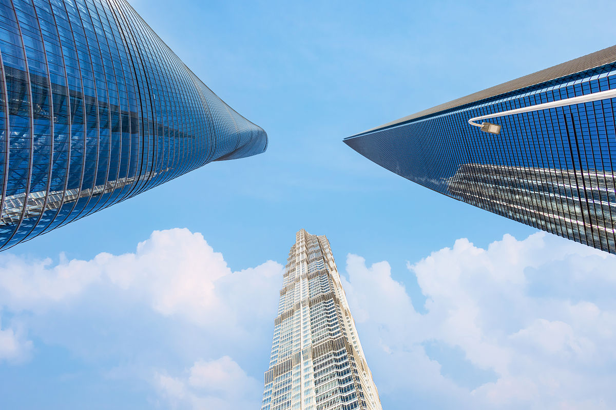 我国地标建筑众多代表着中国的历史、文化、艺术和现代化进程。以下是一些著名的地标建筑：1 故宫：位于北京市中心是明清两代的皇宫被誉为世界五大宫之首。它的建筑风格独特保存了大量的历史文物和艺术珍品。2 长城：位于中国北部是中国古代的军事防御工程被誉为世界七大奇迹之一。它的历史悠久建筑工艺精湛是中国文化和民族自豪感的象征。3 天坛：位于北京市南部是明清两代的皇家祭祀场所也是中国古代天文学和气象学的重要研