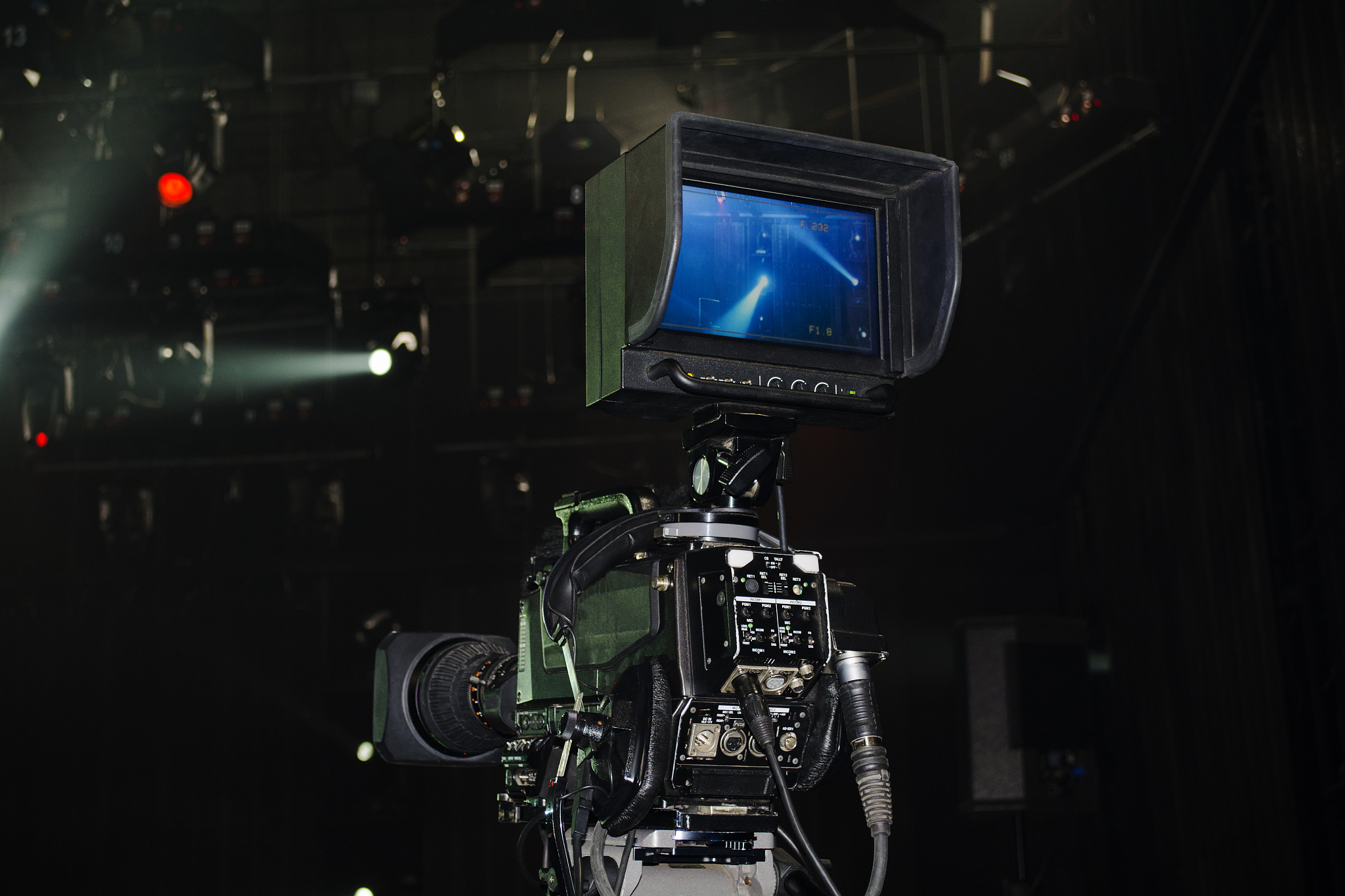 请以中国直接电影的艺术性表达为题写一篇1000字左右的文章