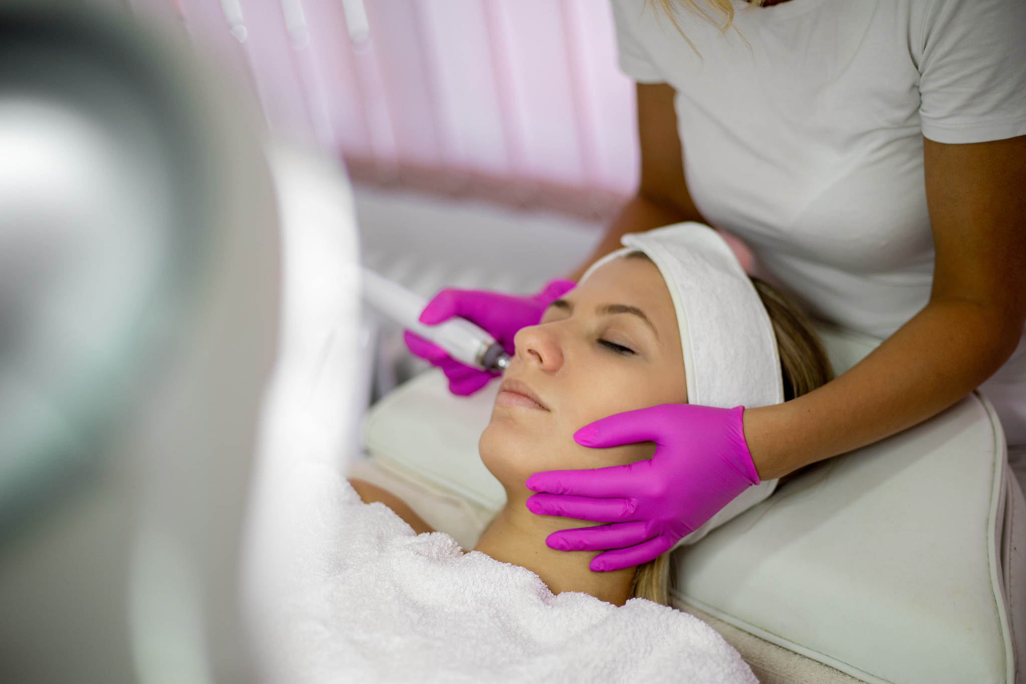 facial treatment with dermapen in the beauty salon