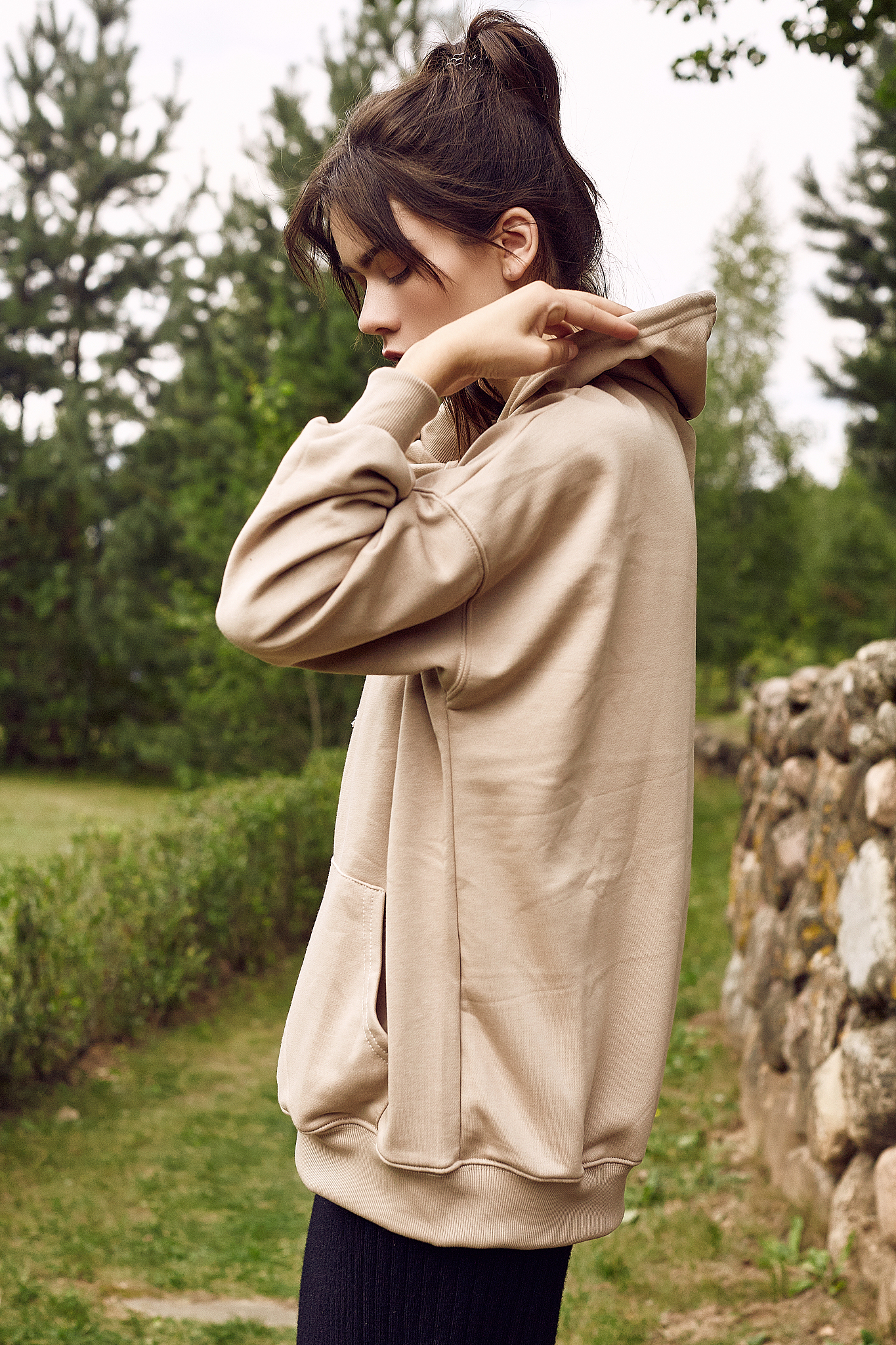 撰写一篇秋天卫衣穿搭的文案以描述服饰细节为主题服饰类型：新潮森系简约风立领防水外套、纯棉撞色翻领长袖POLO衫、撞色和白色拼接的甜酷率性风棒球服外套