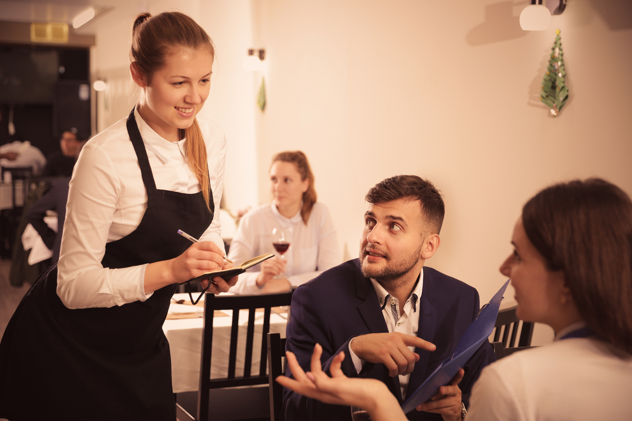 西方礼仪特征及表现形式：全面解析西方社交规范