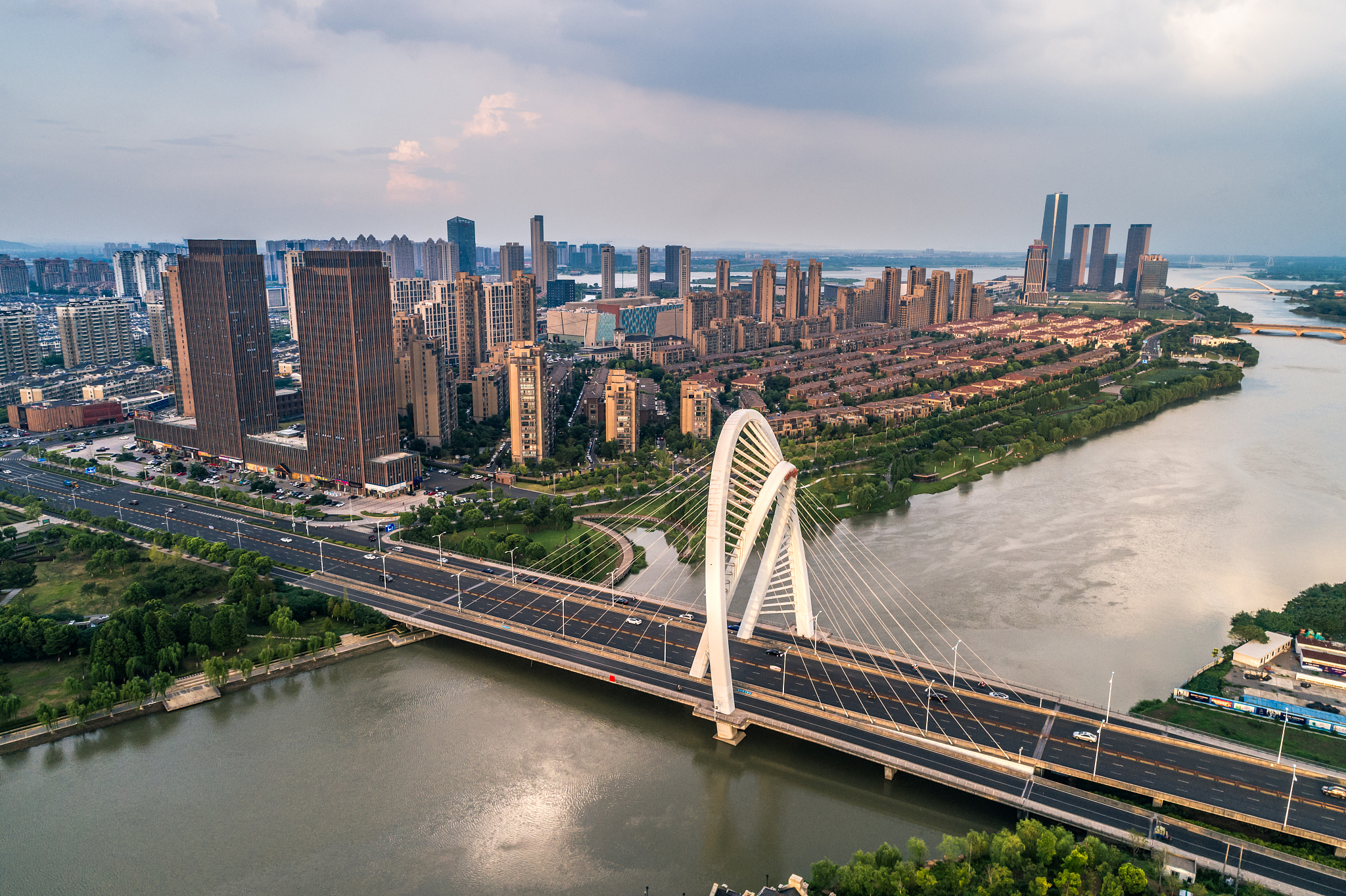 the bridge with city