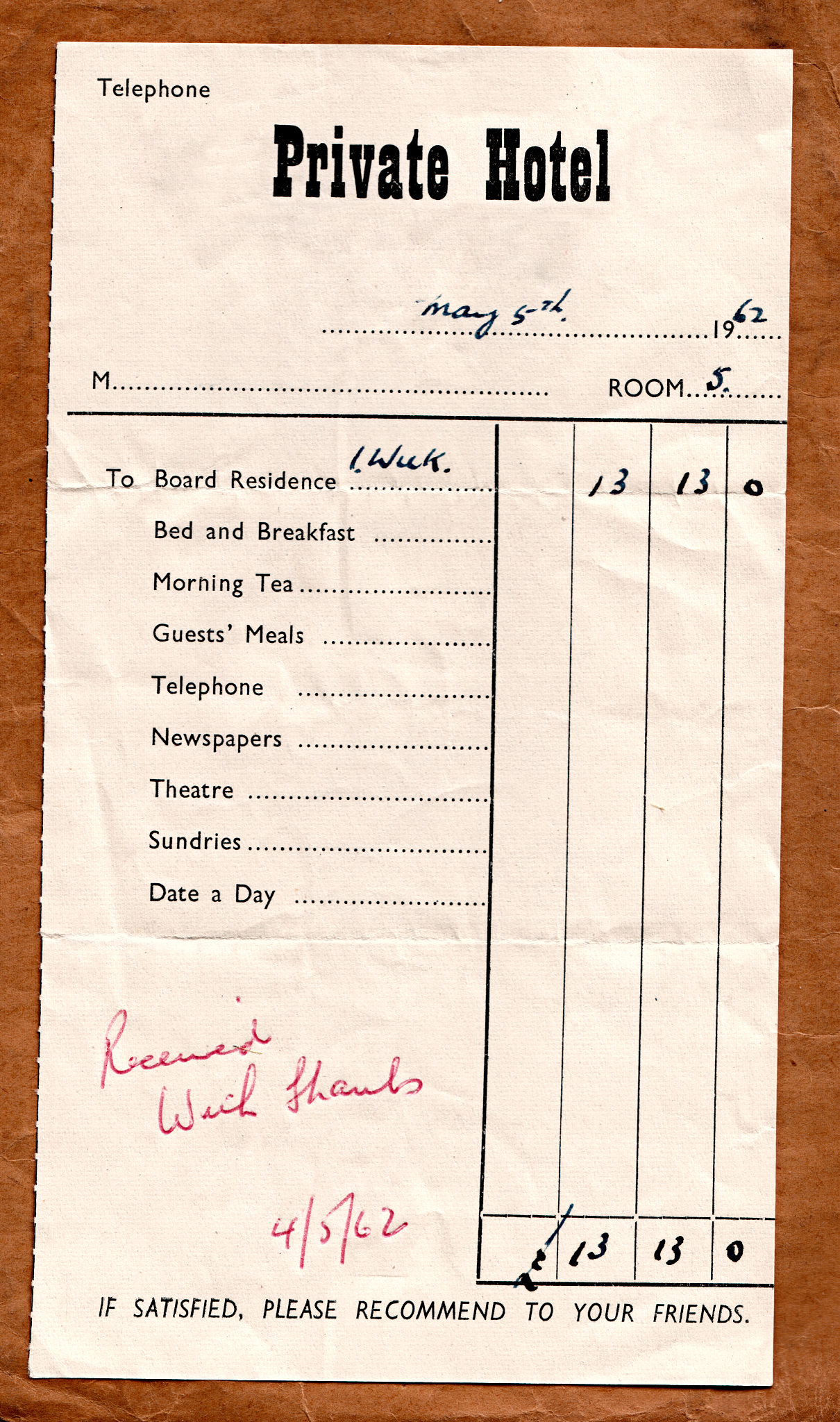 你将扮演学习英语的学生，正在写“英语两位女生对话，角色：客人、服务员，其中客人的对话多一些，场景是餐厅对话”词汇数量控制在朗读三分钟左右