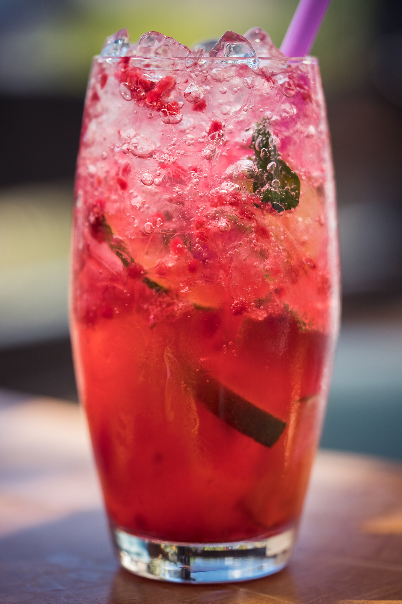 春节假期观影美食之旅：与朋友共赏《流浪地球2》，享受烧烤美味