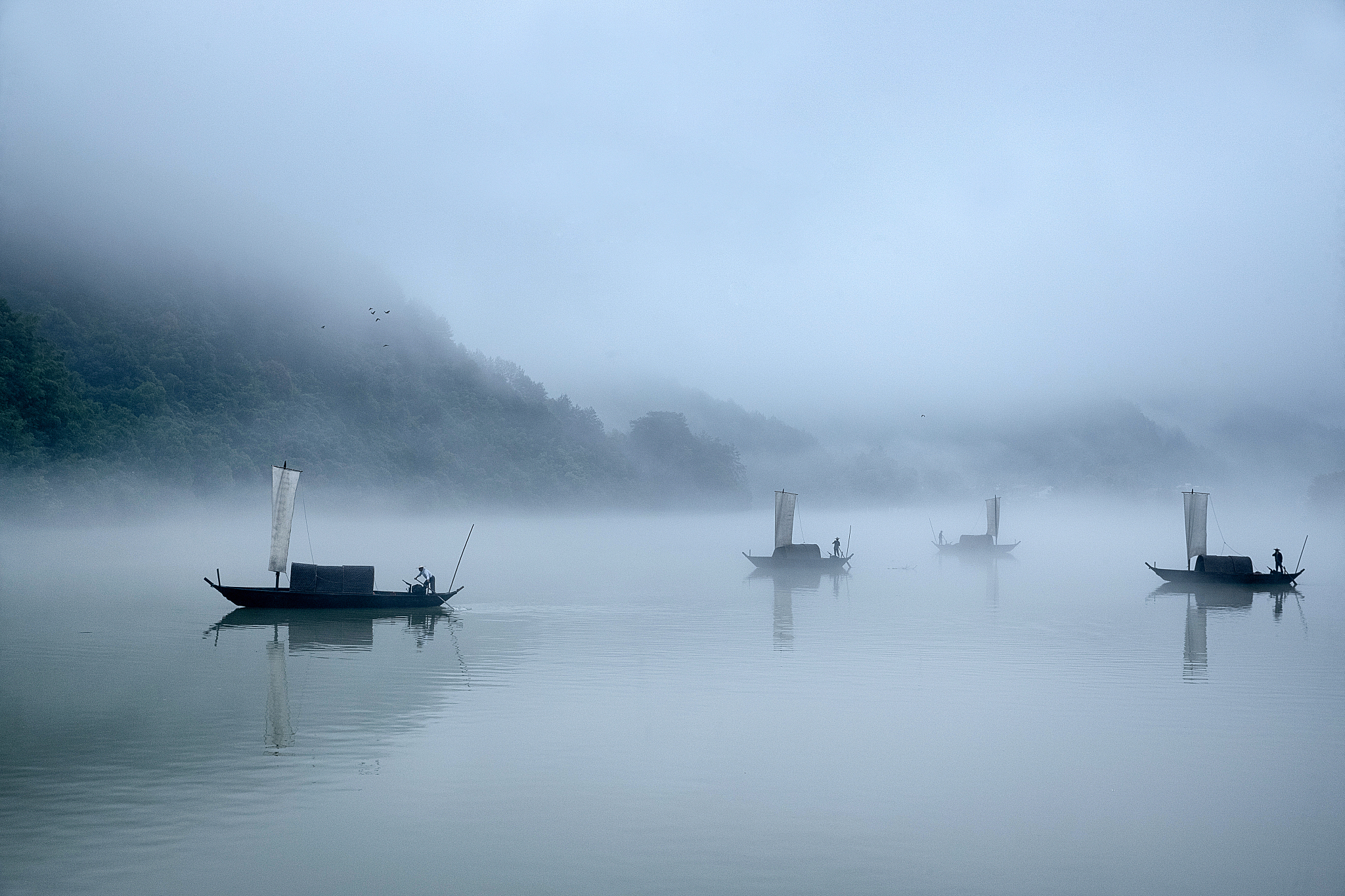 我给你一段文字能帮忙修改一下内容吗 轻舟已过万重山 怎样使用现代语言进行描述那么这句诗是谁写的呢