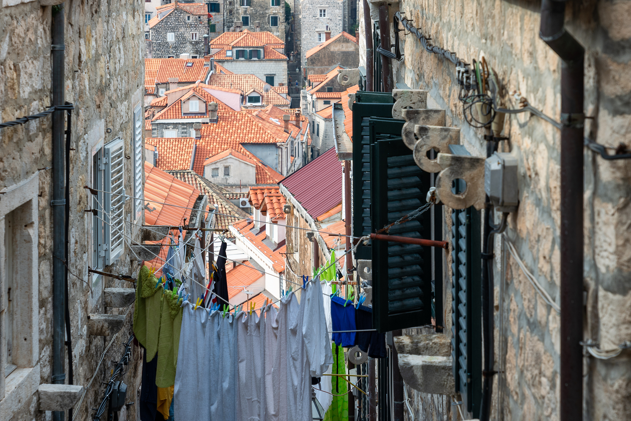 narrow street in dubrovnik old town
