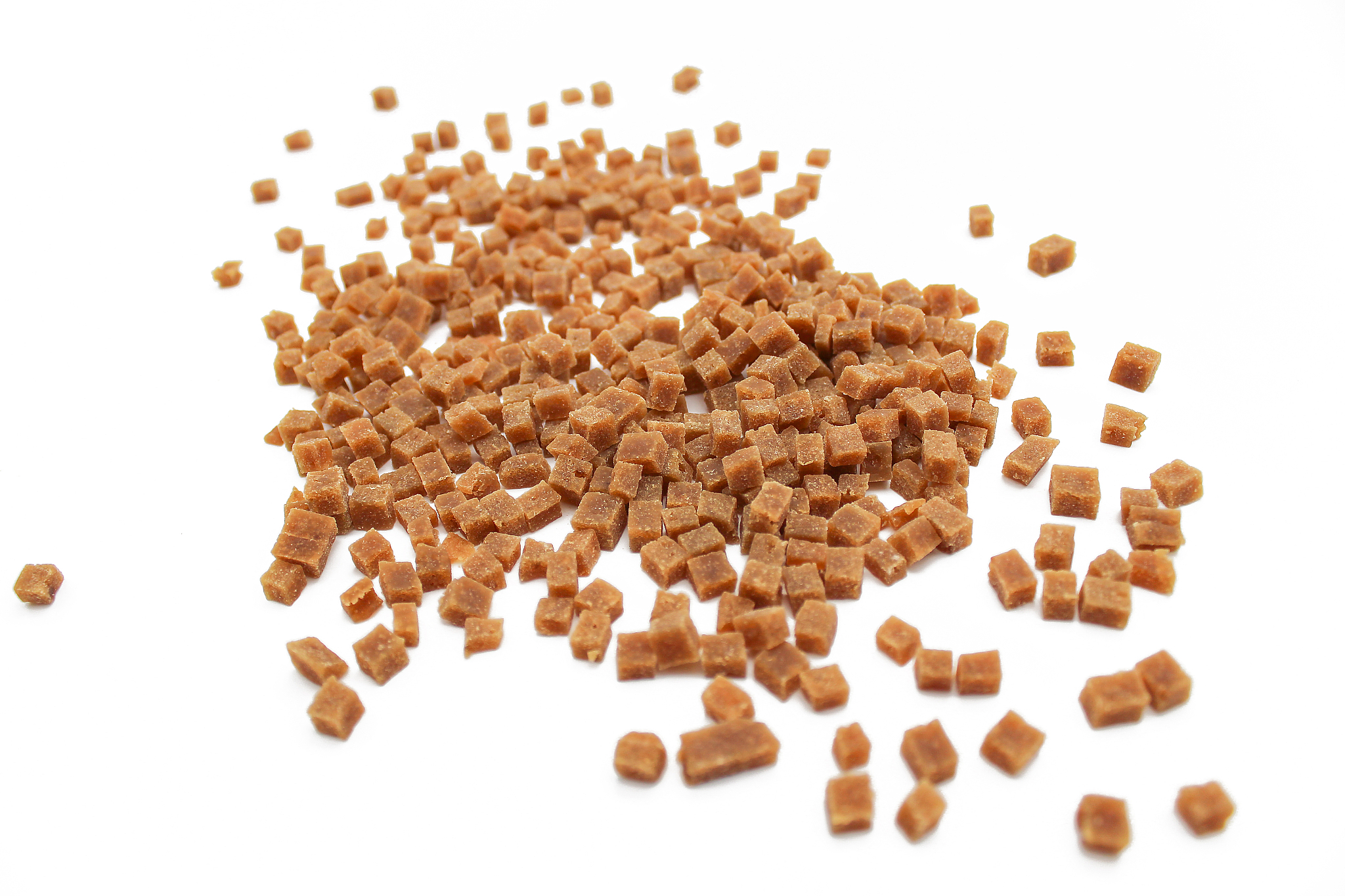 宠物饲料最佳营养配方大全以下是不同种类宠物的最佳营养配方大全：狗狗饲料最佳营养配方- 狗狗需要高质量蛋白质来源如鸡肉、牛肉、火鸡肉或鱼类。这些食物中含有氨基酸对于狗狗的生长和健康非常重要。- 富含脂肪的肉类如鸡皮、肉脂和鱼油都是狗狗所需的健康脂肪来源。这些脂肪中含有必需脂肪酸能够帮助狗狗维持良好的皮肤和健康的毛发。- 碳水化合物是狗狗所需的主要营养素之一可以从大米、蔬菜、水果和豆类中获取。狗狗还需