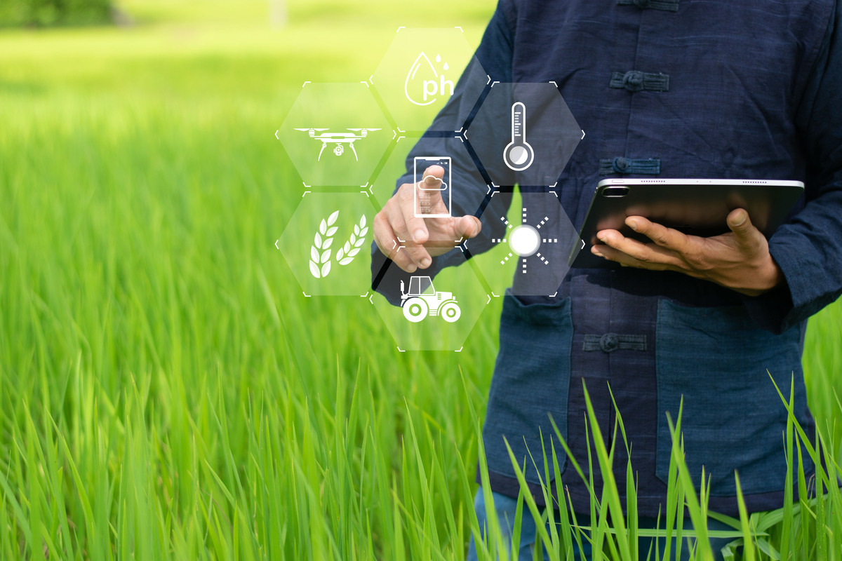 近年来各国纷纷将互联网+ 现代农业发展作为本国农业建设的优先发展战略出台了一系列重大战略措施见表1。2013年英国政府发布了《农业技术战略》政策报告将建立农业信息技术和可持续发展指标中心作为战略的基础和最先推行部分强调英国今后对农业技术的投资将集中在大数据上英国的农业科技实现商业化并打造成农业信息学世界强国。换种说法