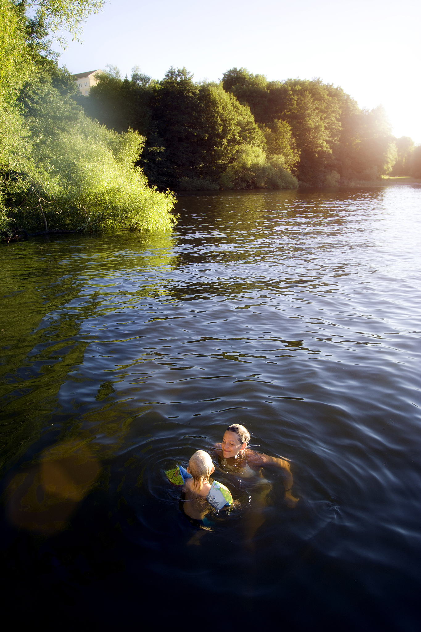 慈祥老奶奶与蹒跚学步的小孩：石桥上的生命之美