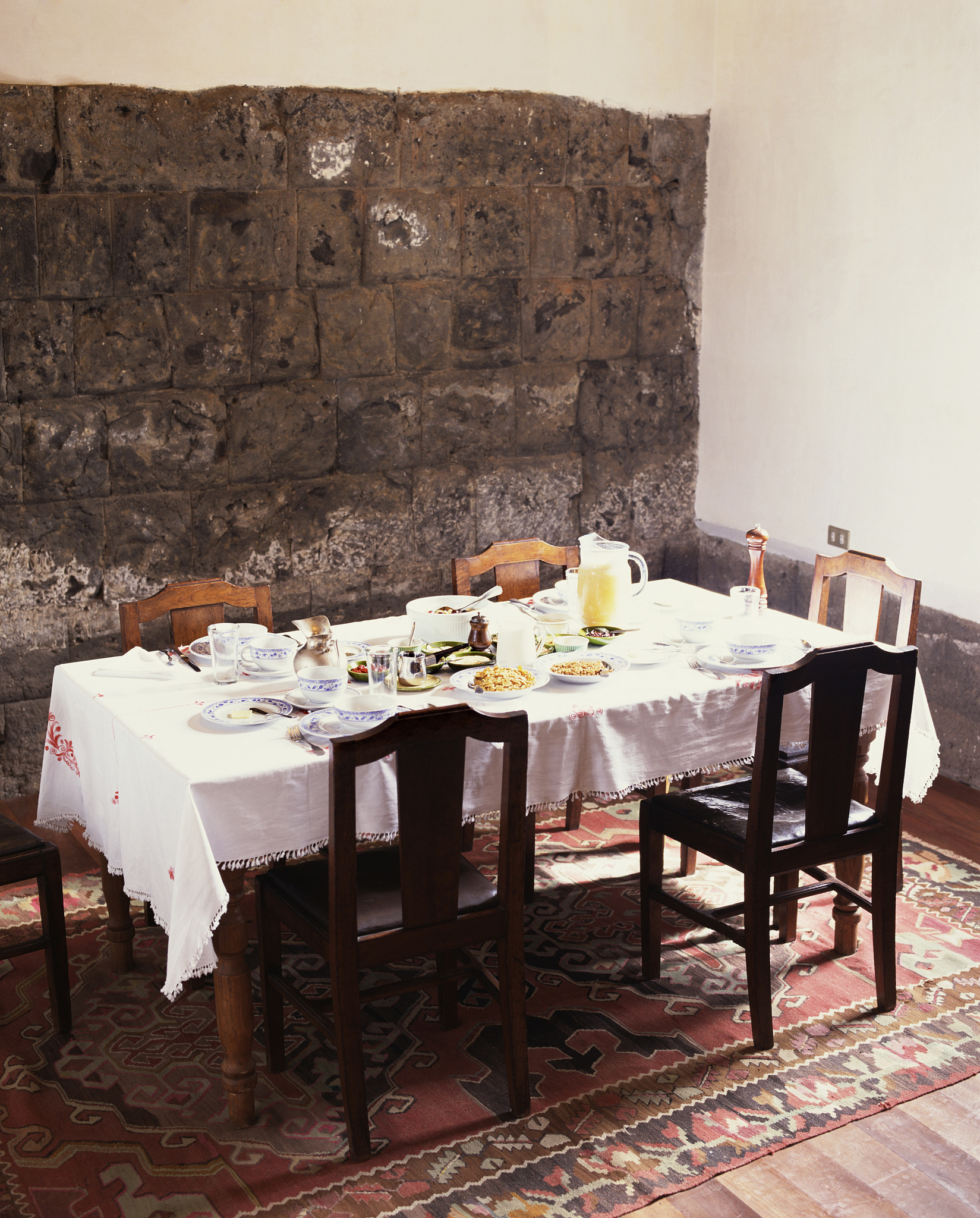 围坐八仙桌 用250字帮我描述