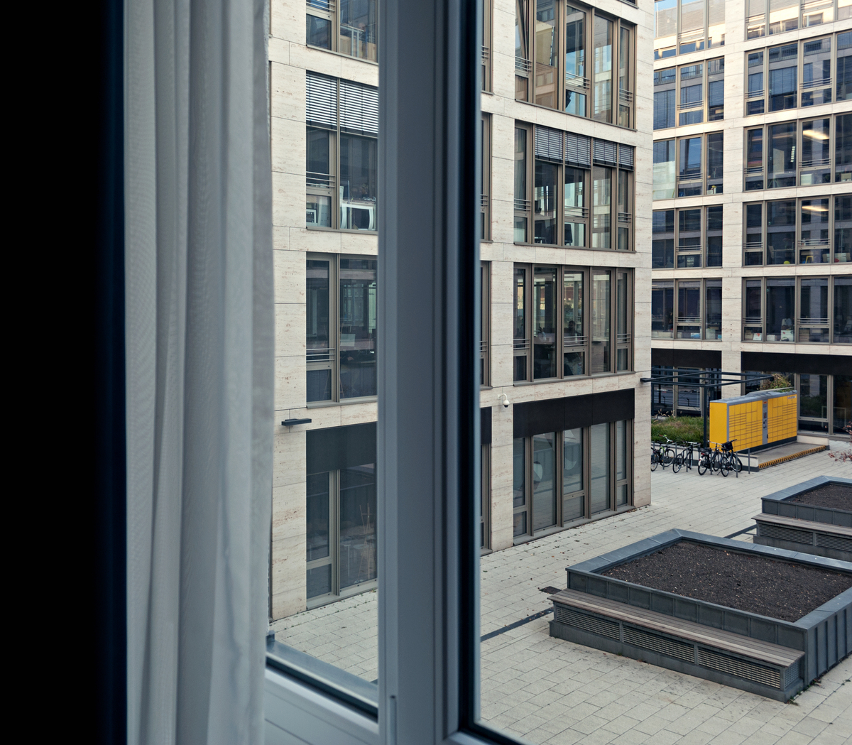 把以下内容精简到120字：一、既有建筑节能提升改造项目包括博学楼、问辩楼、办公楼、格物楼、南院留学生宿舍A、留学生宿舍B共计7个单体建筑总改造建筑面积近5万平米。改造内容包括节能门窗更换、外墙及屋面保温系统施工、和真石漆面层施工等。项目实施过程中建设规划处协调各有关部门集中力量突击施工确保工程质量和工程期限。在外窗更换工作中利用学院寒假的有利时机保证了学院开学后的教学办公条件。对于周末托福考试、韩