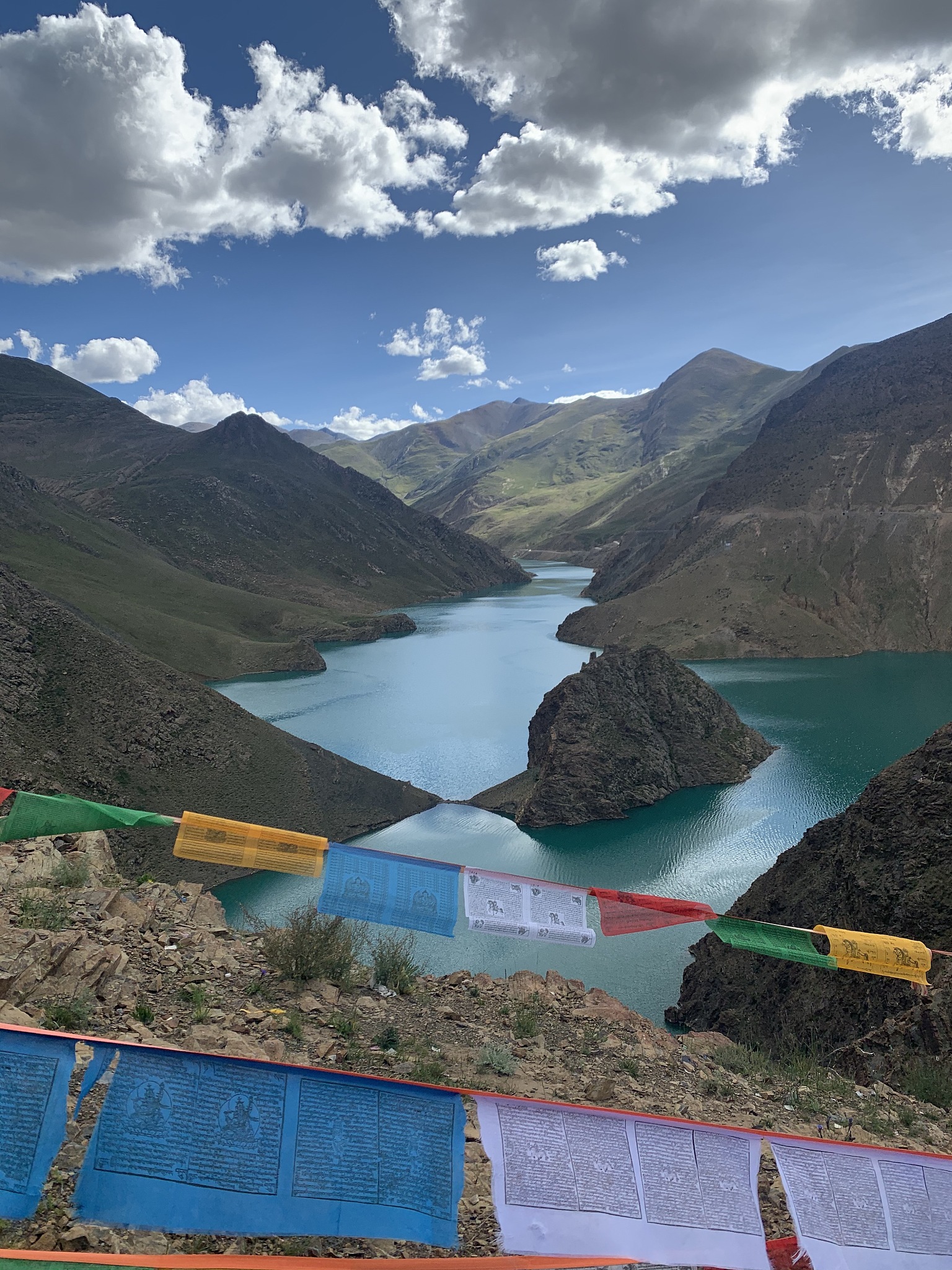 🏞️逃离喧嚣，探秘西藏林芝巴松措：草原湖泊的静谧之旅✨