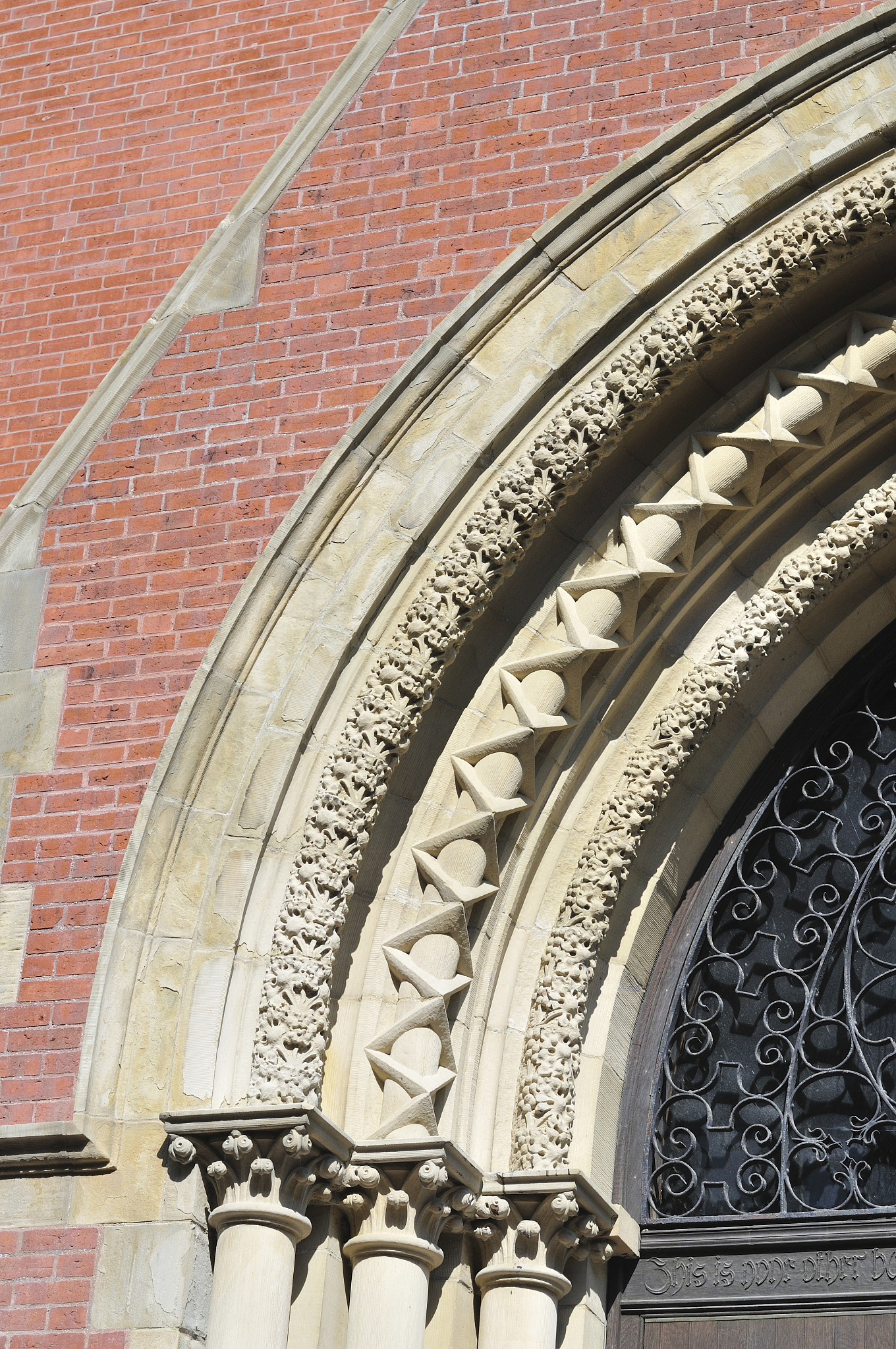 中西方建筑风格比较：装饰、材料、空间、结构、色彩、功能、文化、传承、生态、形态