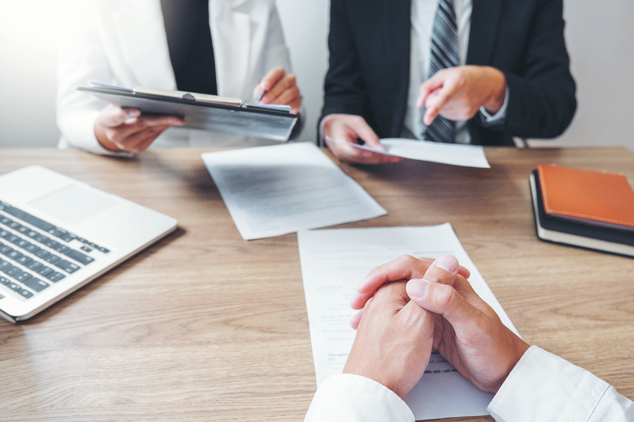 用四段式写一篇大专生职业规划内容包括从大一开始要好好上课不迟到大二好好学习英语过四级和参加活动大三准备专升本 请用2050字数内回答