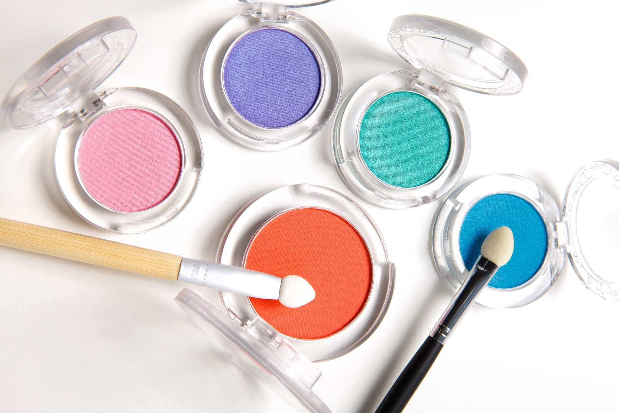 日本在各地和电视台发布了寻腮红启事