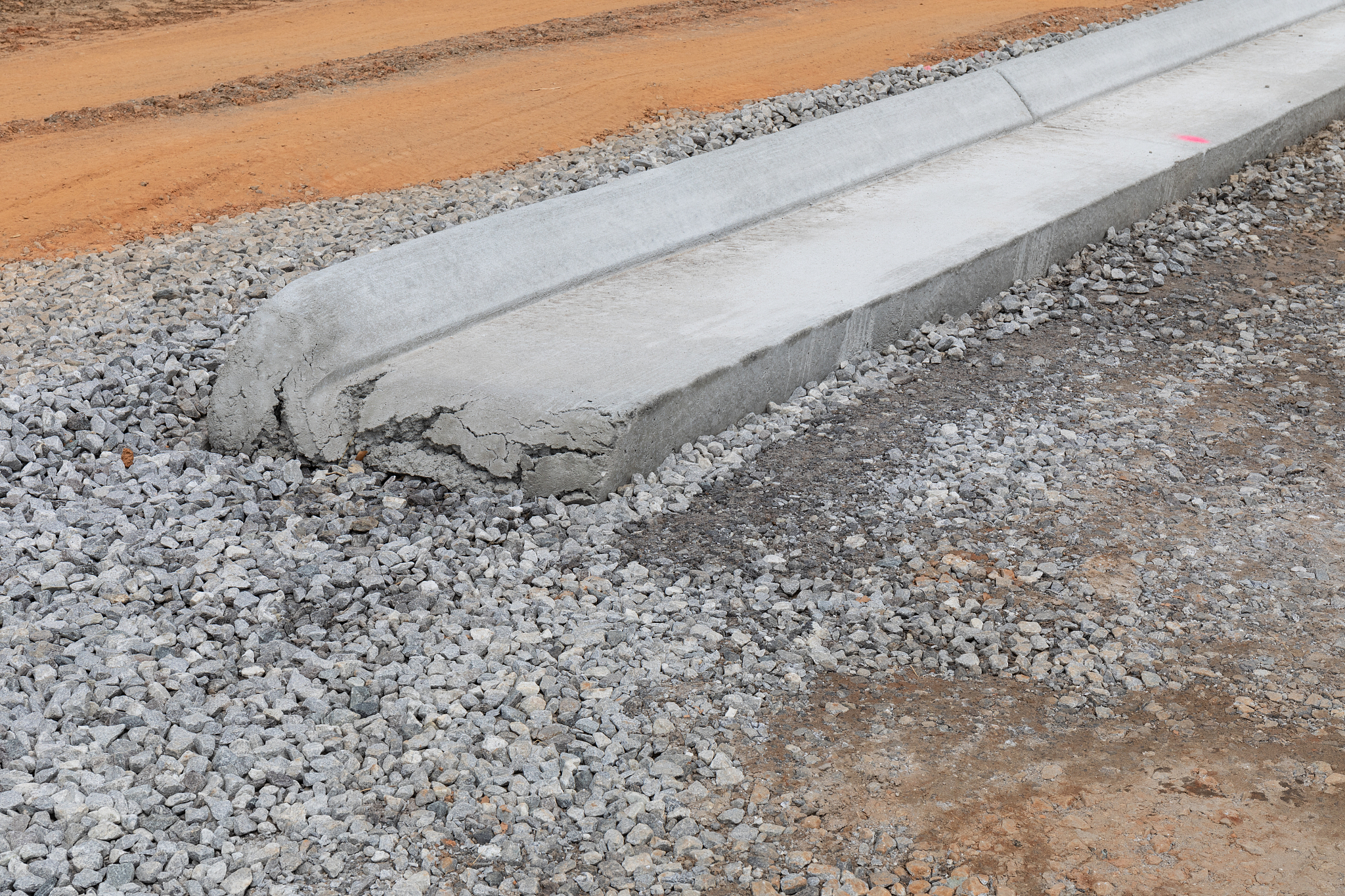 润色使其语言，路基受到盐碱的危害，会产生不均匀沉陷，路面鼓包呈波浪形，并产生纵向裂缝和坑槽，每当遇季节性翻浆，路基的含水量会增大，地面阶段性呈现弹簧状态并冒泥浆，这就严重阻碍了交通运输业的发展；再者，由于盐碱土中的硫酸会随风迁移，若附着到混凝土建筑物的表面，经雨雪水溶解后，浸入建筑物表面的细小缝隙中，形成含大量结晶水的硫酸盐。字数不能少于原文