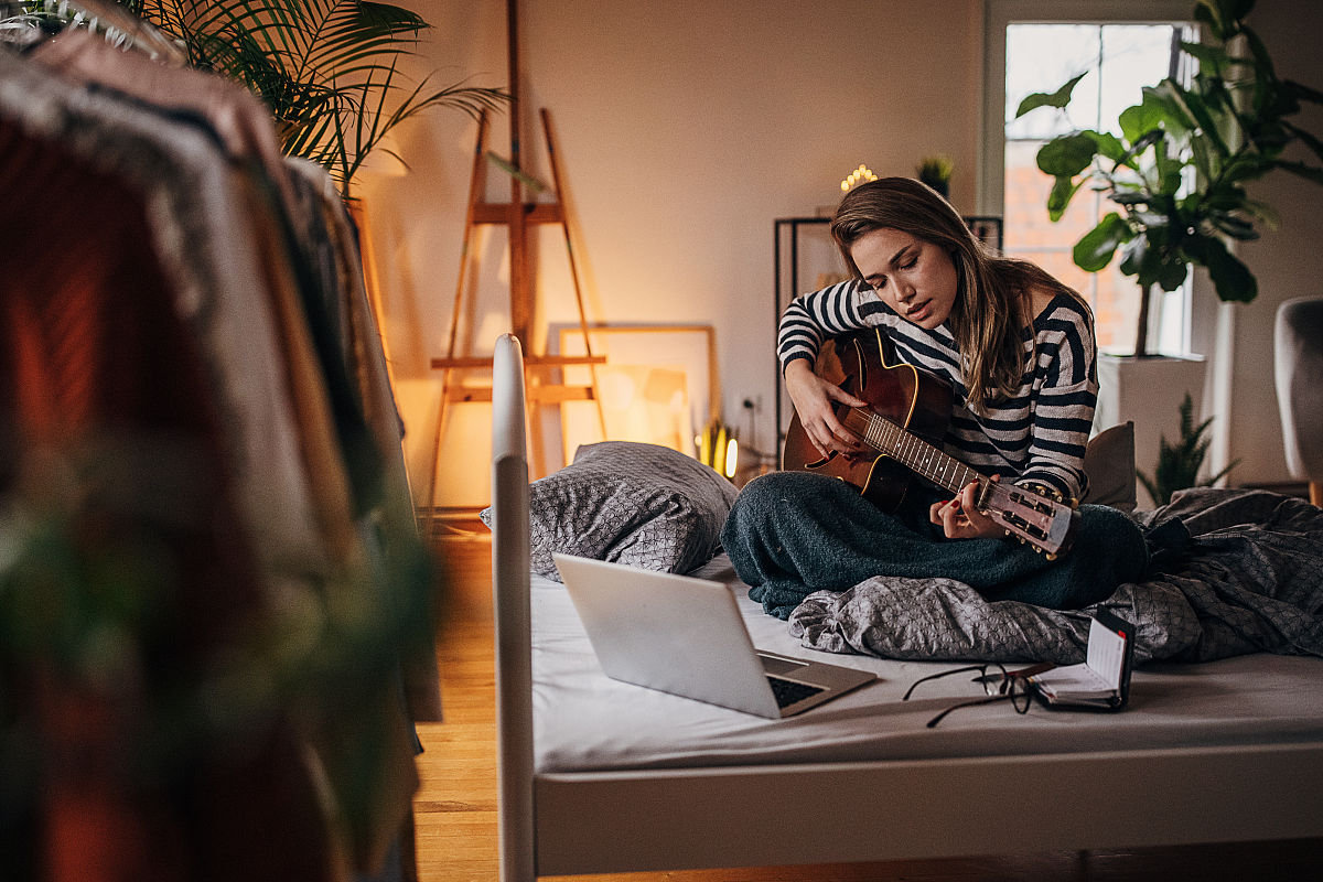 写一首表达愉快情绪的中文古典歌曲歌曲表达的主题为环保歌词结构为verse1、verse2、Pre-Chorus1、chorus1、chorus2、verse3、verse4、chorus3、Bridge1、chorus4并确保chorus1、chorus2、chorus3、chorus4、verse5、Pre-Chorus2、chorus5、Bridge2、歌词不重复每段歌词结尾使用中文yanyu