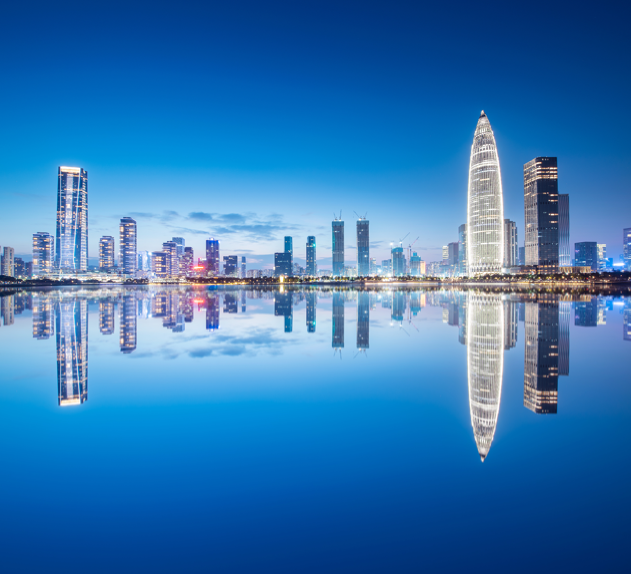 海滨城市，春笋般地生长，美景无限