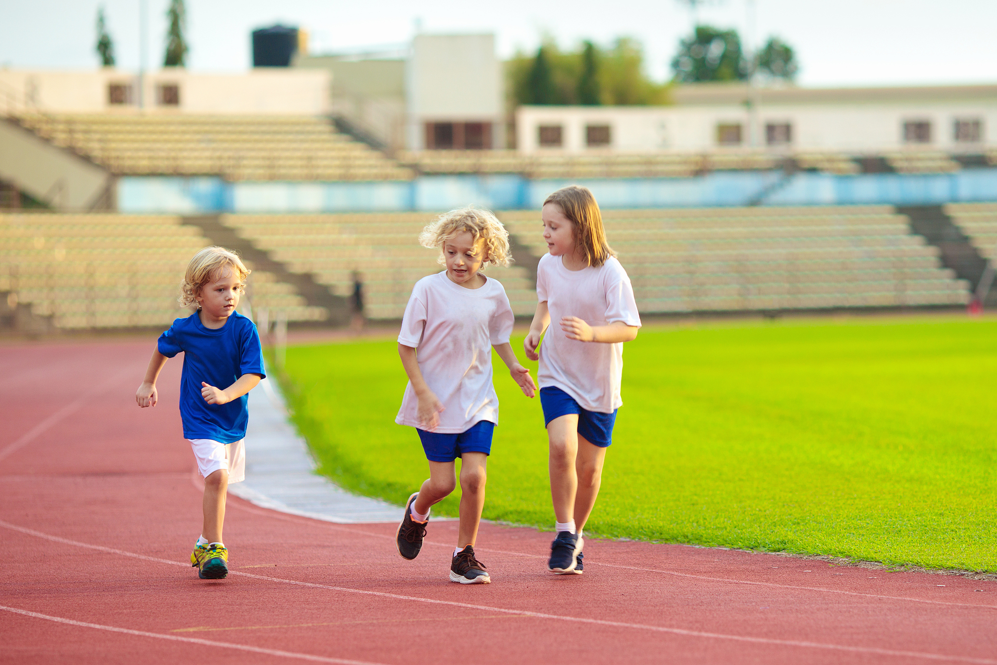 写一段关于上学快乐奔跑的话
