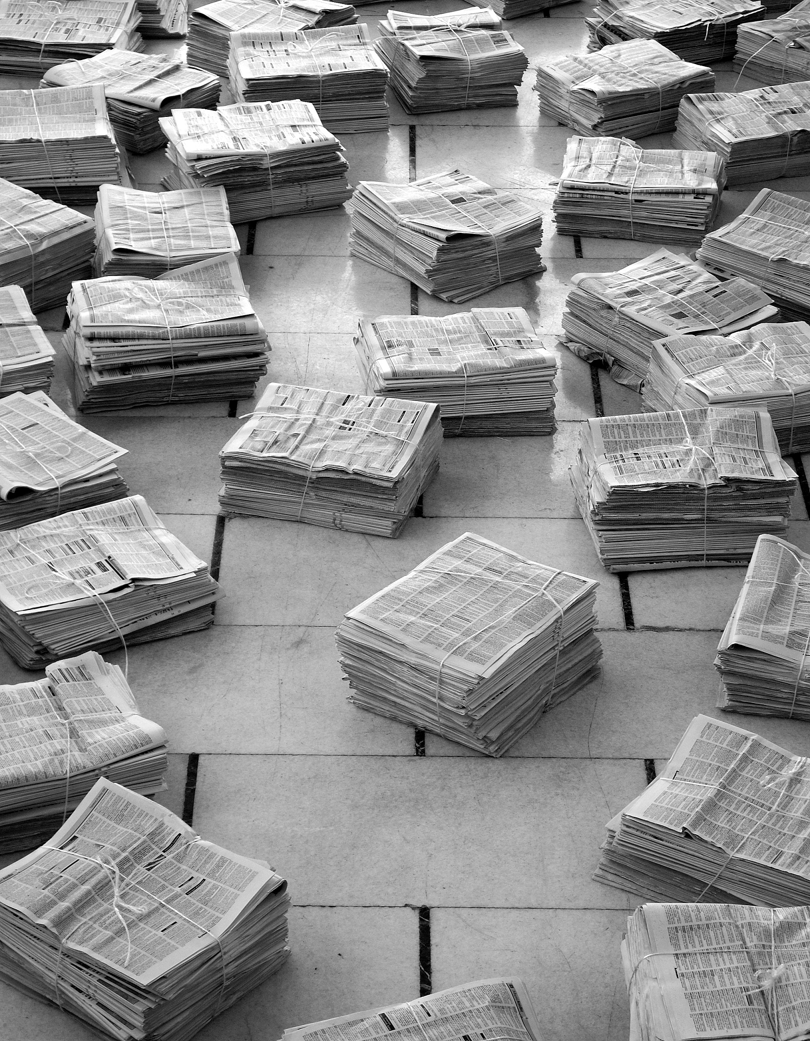 请翻译从图片上我们注意到有霉变货物 根据船员描述霉变货物位于货堆表面以下数厘米处霉变层厚度约为10cm。