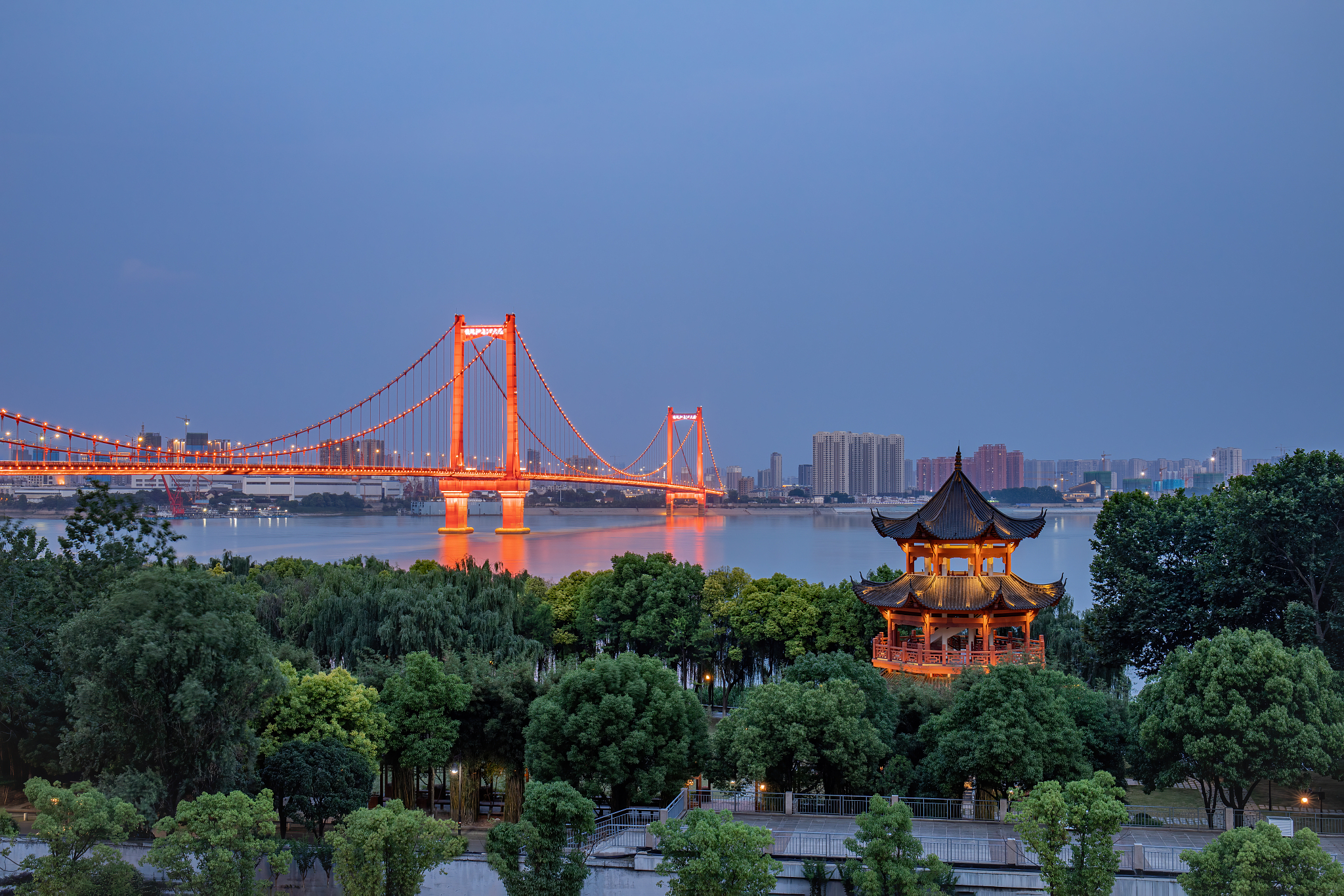 武汉市鹦鹉洲长江大桥蓝天白云灯光夜景