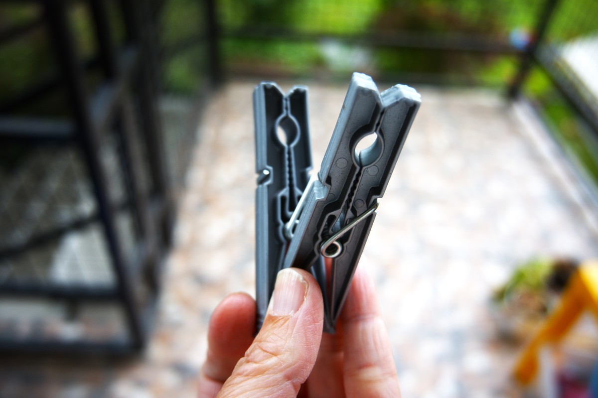 EDC军刀卡是一种非常实用的便携式多功能工具卡片其设计灵感来源于军事作战和户外生存的需求。这种工具卡通常由高品质的不锈钢或钛合金制成具有轻便、坚固耐用的特点可以方便地携带在口袋或背包中以备不时之需。EDC军刀卡的设计非常紧凑集成了各种常用的工具和刀具如剪刀、刀片、指甲刀、开瓶器、螺丝刀、刻度尺等。这些工具都是经过特殊设计可以满足不同的紧急情况。例如剪刀的刀片可以轻松地切割各种线缆、纸张等材料；刀片