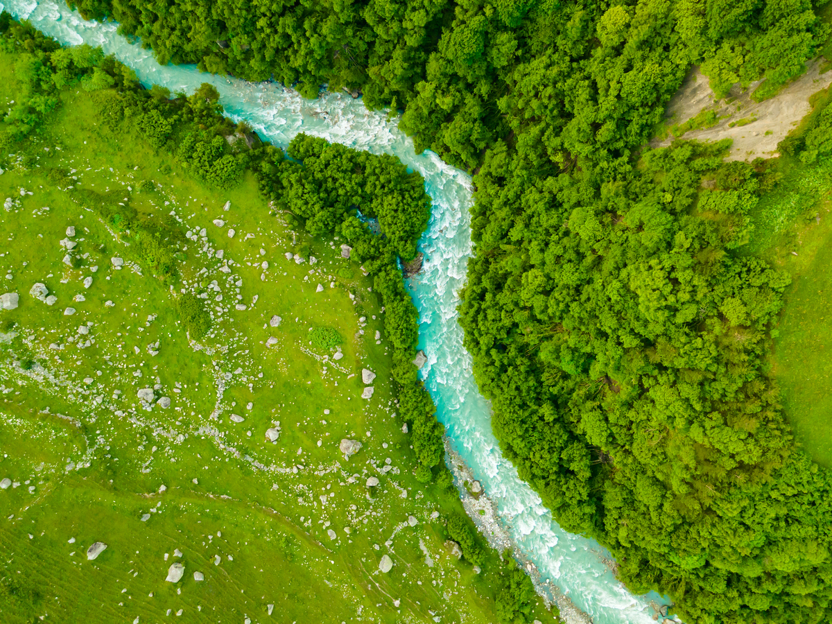 长江：亚洲最长河流，壮丽景观与丰富生物多样性