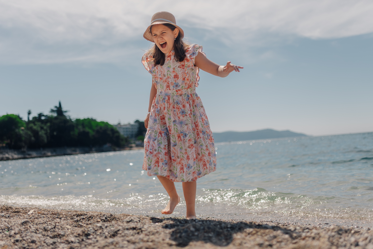 撰写一篇很唯美的夏日穿搭美文。关键词：活力、童趣、夏天、生机、阳光