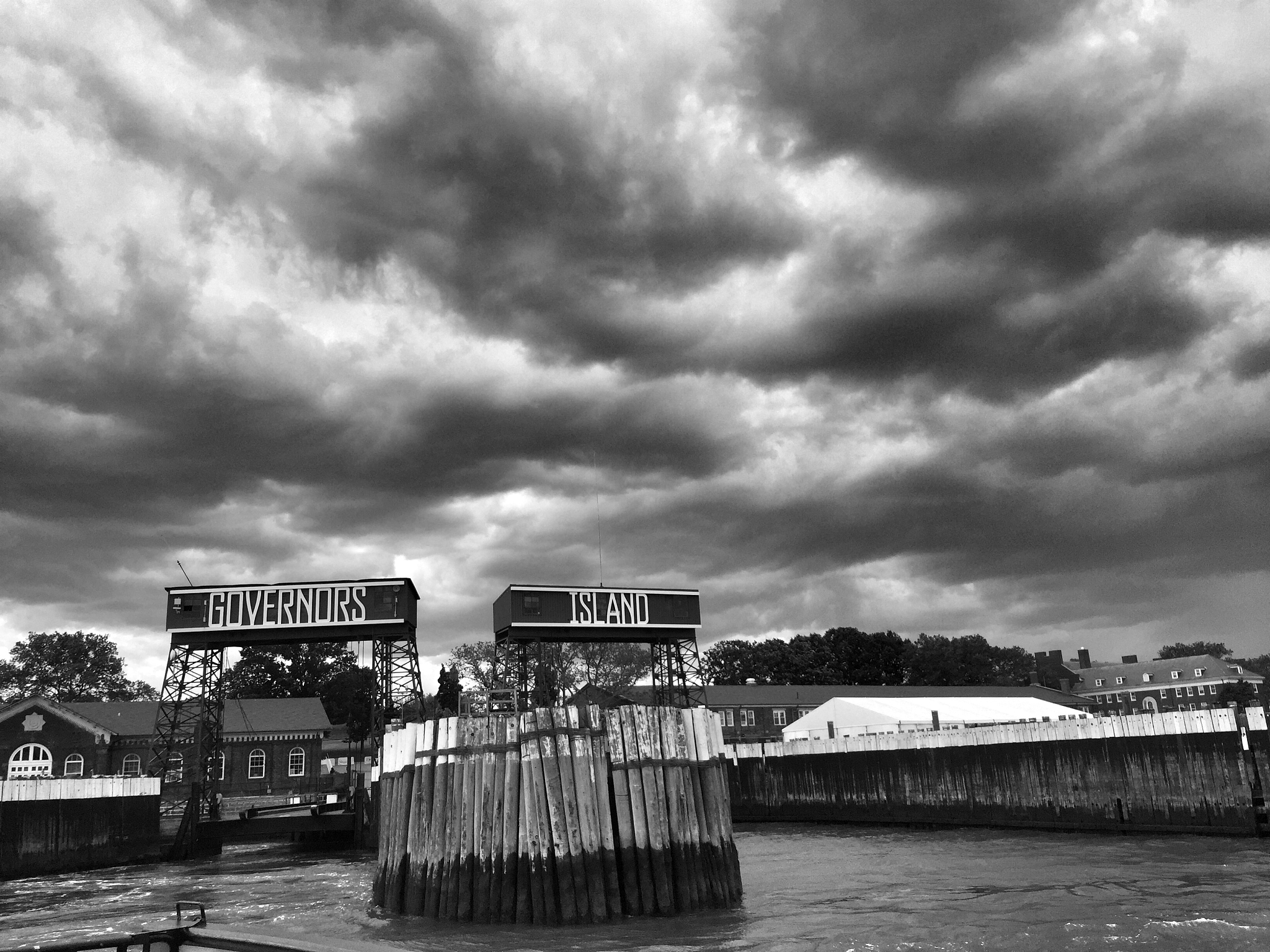 '好像一场暴风雨即将到来' 的英文翻译：As if a storm is about to come