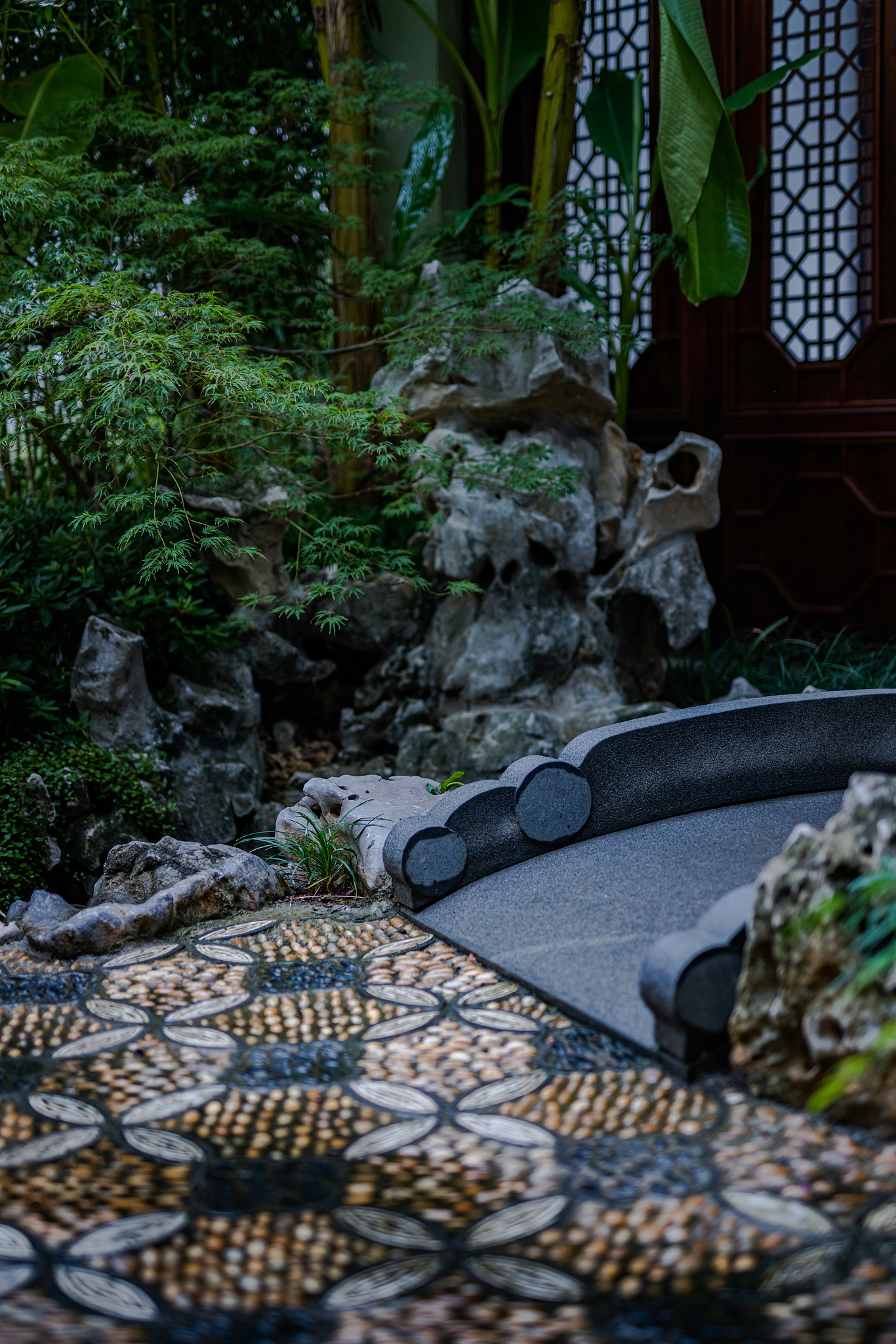 中式庭院：亭台楼阁，假山流水，静谧幽雅