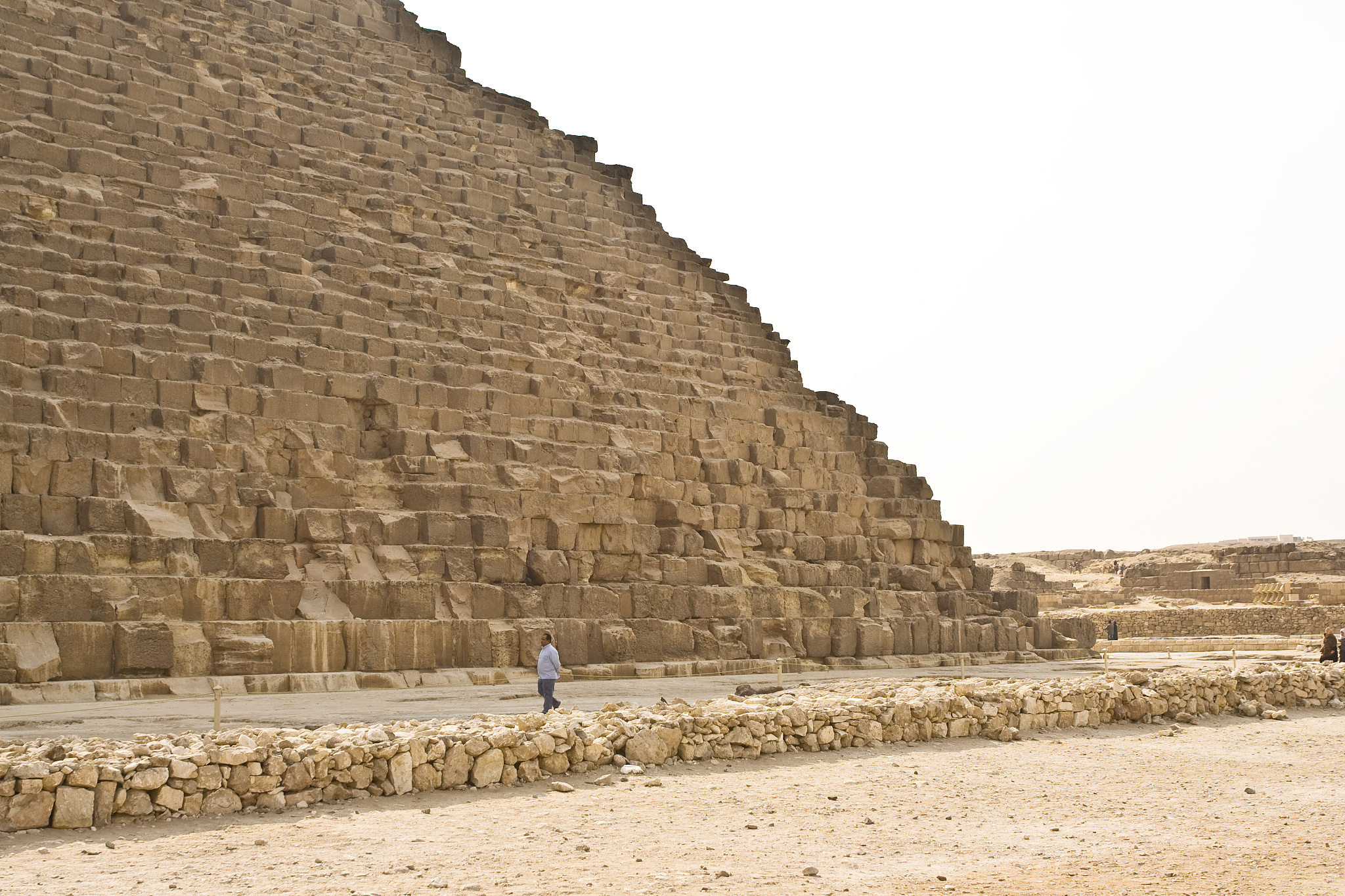 胡夫金字塔是建筑史上的奇迹这说明了什么，