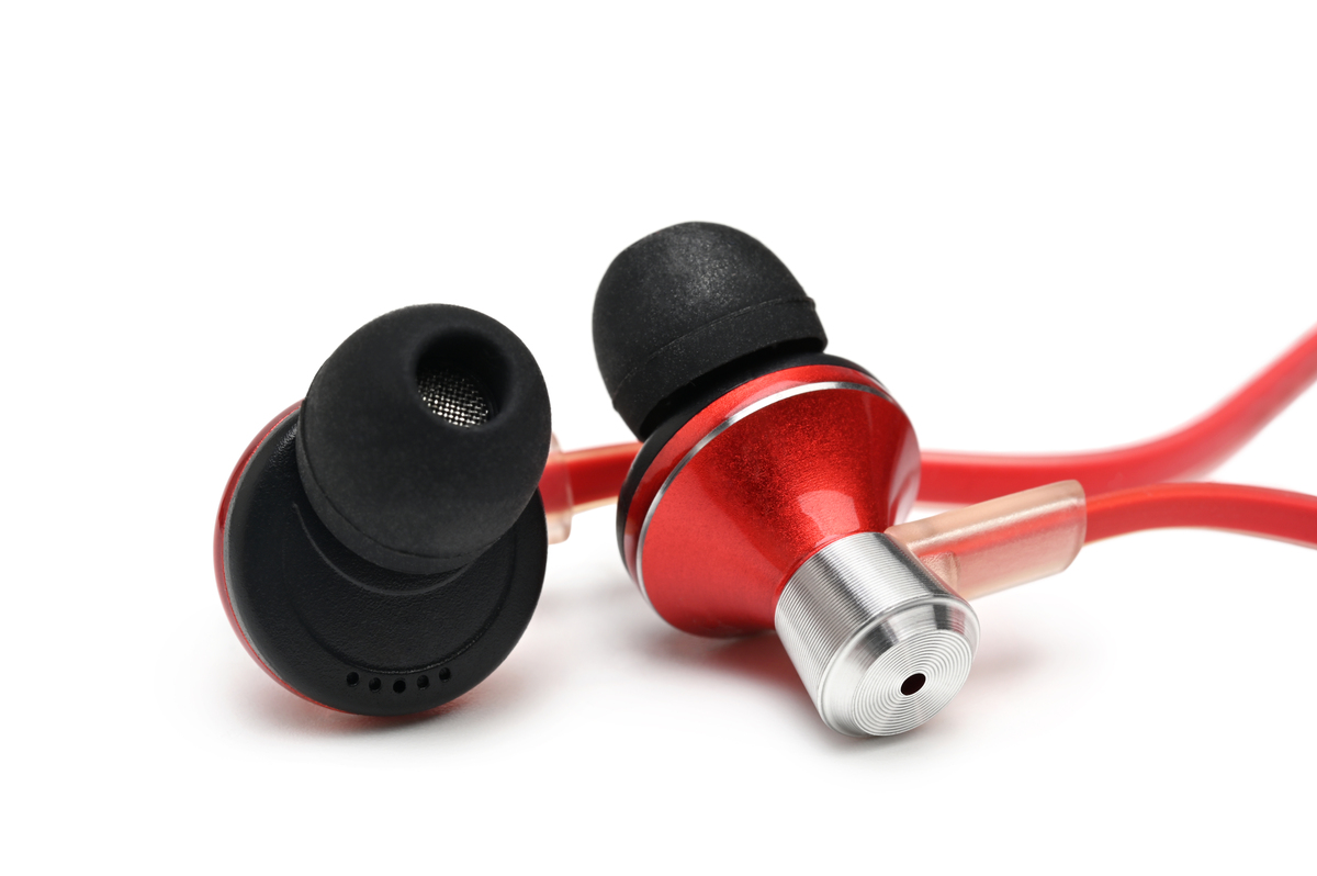 AKG耳机齿音问题解析：并非老毛病，多种因素影响