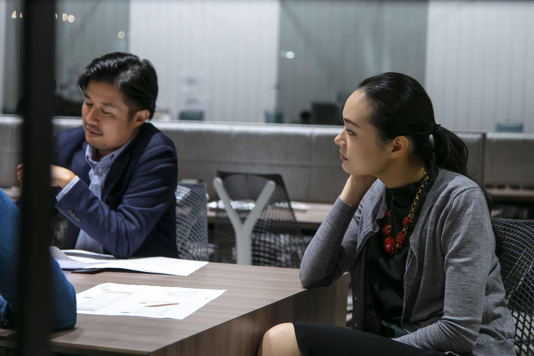 请以下记内容写一封邮件用日文首先感谢贵公司对我们产品的关注和询价。针对您的询问我们非常荣幸地告知您我们目前已经在量产类似的产品并且积累了充足的经验报价单中的模具费用包含注塑磁和铜件的模具贵公司在样品阶段可以先支付一半的模具费用待量产开始之前再支付剩余模具费一旦我们收到了剩余的模具费用我们将会立即进行量产。在此我代表我们的公司感谢您对我们的信任和合作机会。如果您有任何其他问题和疑虑请随时与我们联系。