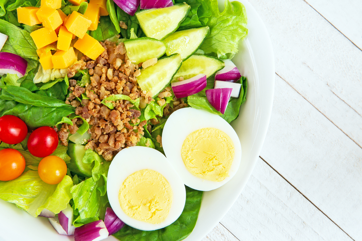 根据以下内容帮我写两个容易火的抖音短视频标题文案：准则四：蛋白质越纯越好。蛋白质很抗饿建议在减肥的时候要多补充每天每公斤体重至少要补充1克如果能补到15克就更好了。也就是说如果你是60公斤每天的蛋白质要能达到90克就更好。但是一般有蛋白质的食物脂肪也少不了怎么选呢？我给你一招一一能选水里游的就不选天上飞的能选天上飞的就不选地上跑的能选地上跑的就不选跑也跑不动的。更简单点我给你推荐十种减肥时可以选择