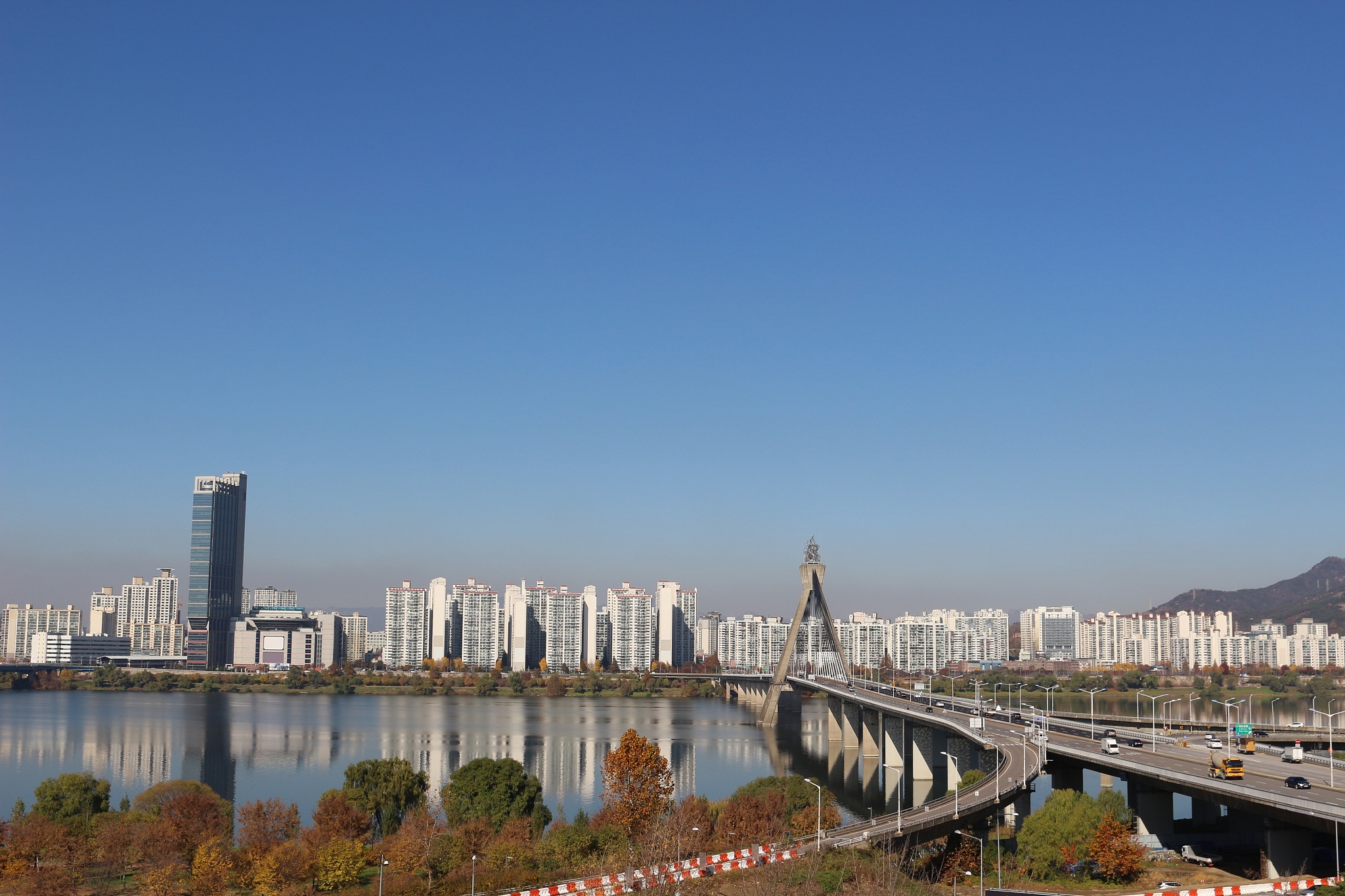hangang river. olympic bridge, seoul, south korea