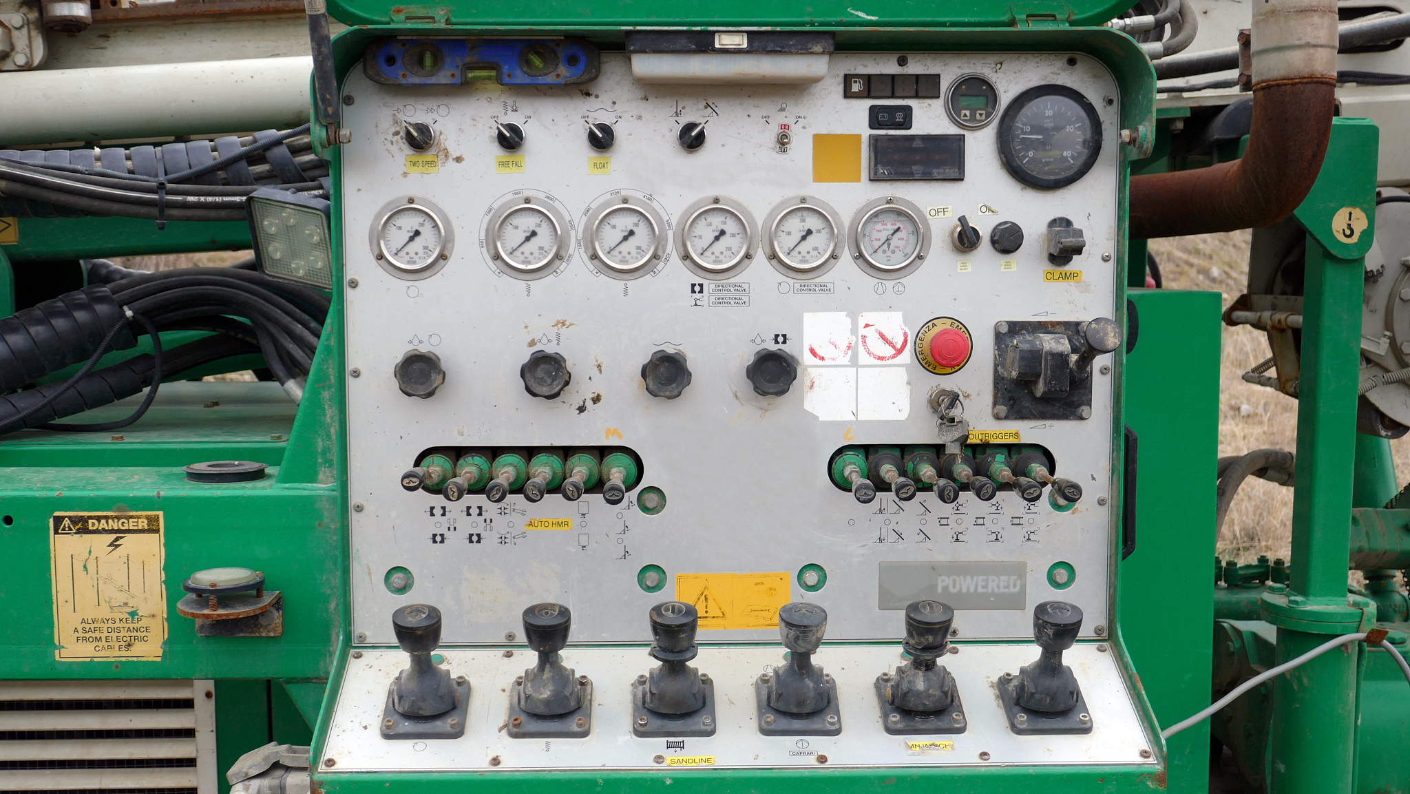 100B潜孔钻机操作台:控制、安全和效率的中心 100B潜孔钻机操作台:控制、安全和效率的中心