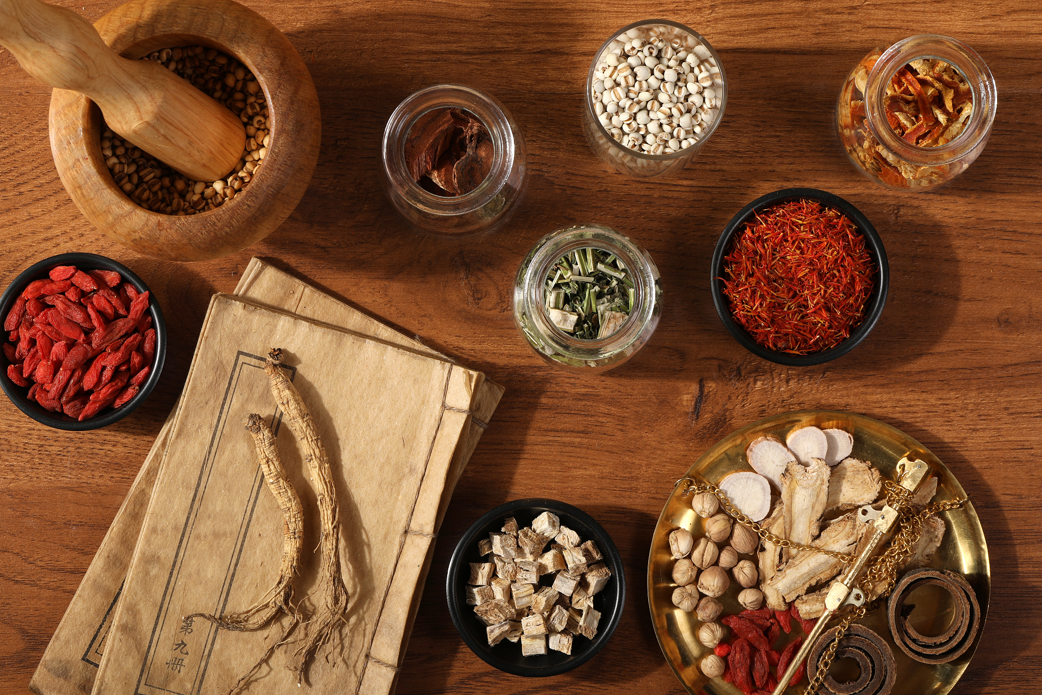 看中医找三甲名医还是民间高手这个还真是想要说道说道有一年的春夏之交去西藏出差了十几天返程时又应约去杭州待了几天然后回家后就病了就诊结果是身体疲惫免疫力下降然后开药服用一周时间还是没有明显好转后面是岳母给挖了一些蒲公英让煮水热敷没几天就明显好转了也不知道是药物最终生效了还是这民间土方的效果个人感觉是都有作用吧之后个人也就更倾向于找医院就诊检查及快速缓解一些症状然后通过中医调理身体这样的中西医结合方式