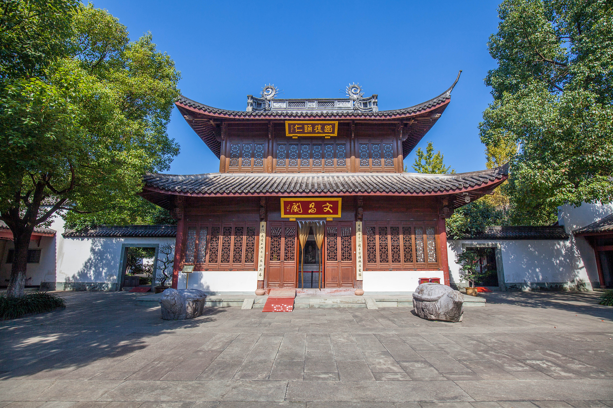 台州市天台赤城街道秀园花苑本庙 用250字帮我描述