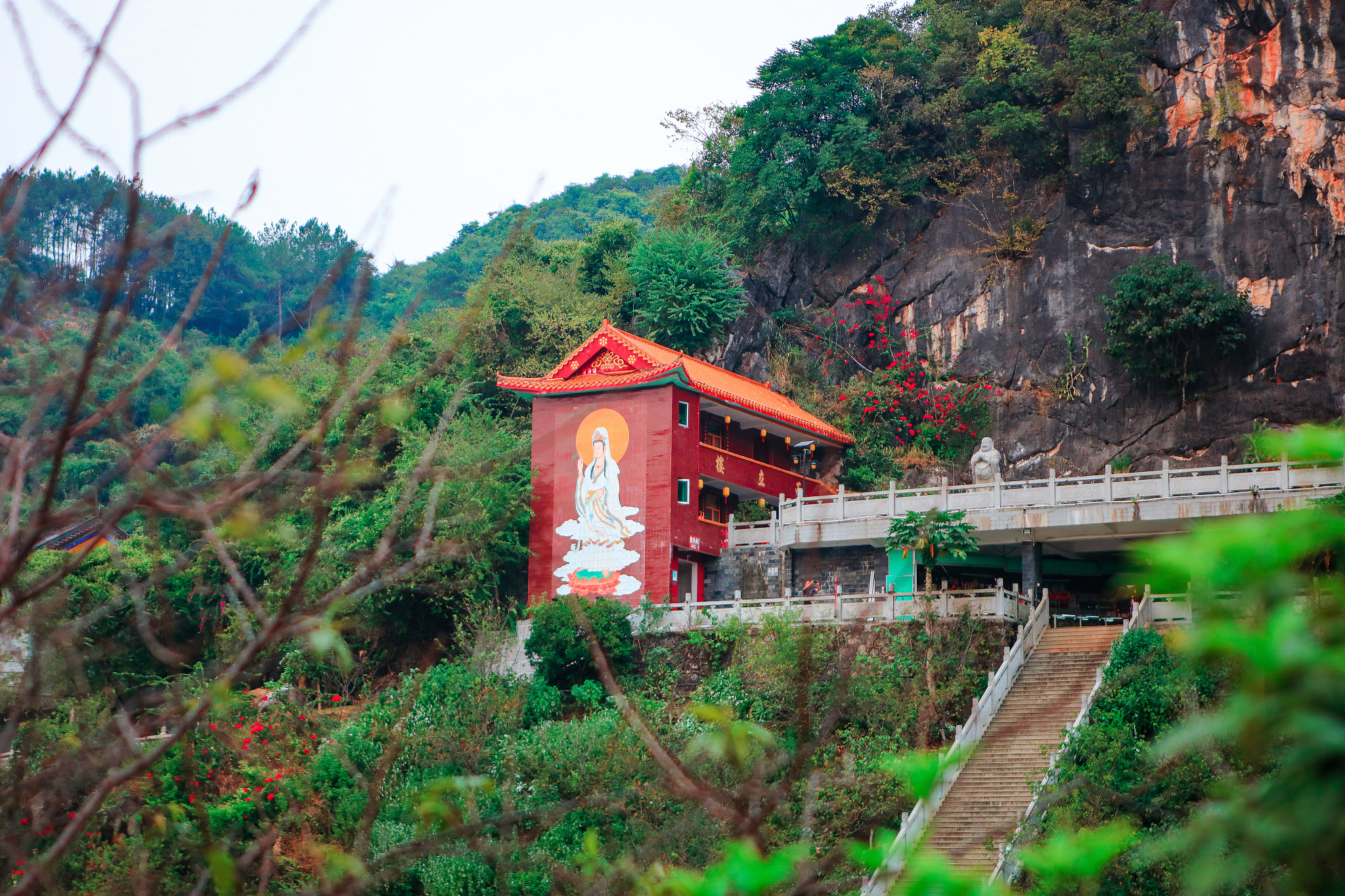 五一就出发！罗浮胜境游园会来袭带你一路狂飙！来来来给你提提神 期待已久的五一假期就要来啦！每逢假期来临时想亲近自然的心就更加热烈些久在樊笼里复得返自然身体和灵魂总要有一个在路上五一假期去哪里？五一怎么过得舒心自在？罗浮胜境为你开启游园会之旅让你尽情沉浸山林之美忘却归期留恋胜境看青山绿水度时光自在如流春雨滋润罗浮胜境花儿含笑绽放树枝嫩绿吐新美丽如画。来罗浮山下的避世仙境远离尘嚣慢度三分懒散七分平静的