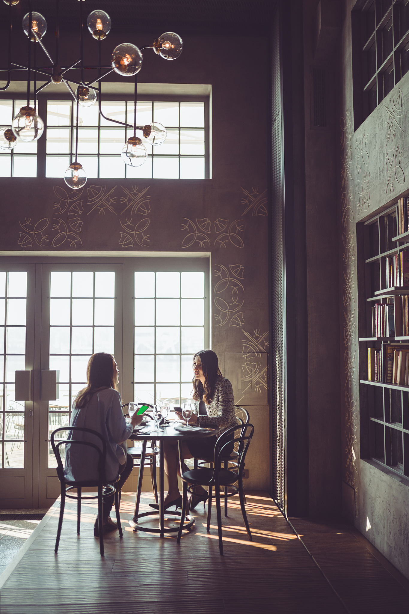 在咖啡馆里，他为她讲述上海的温暖故事