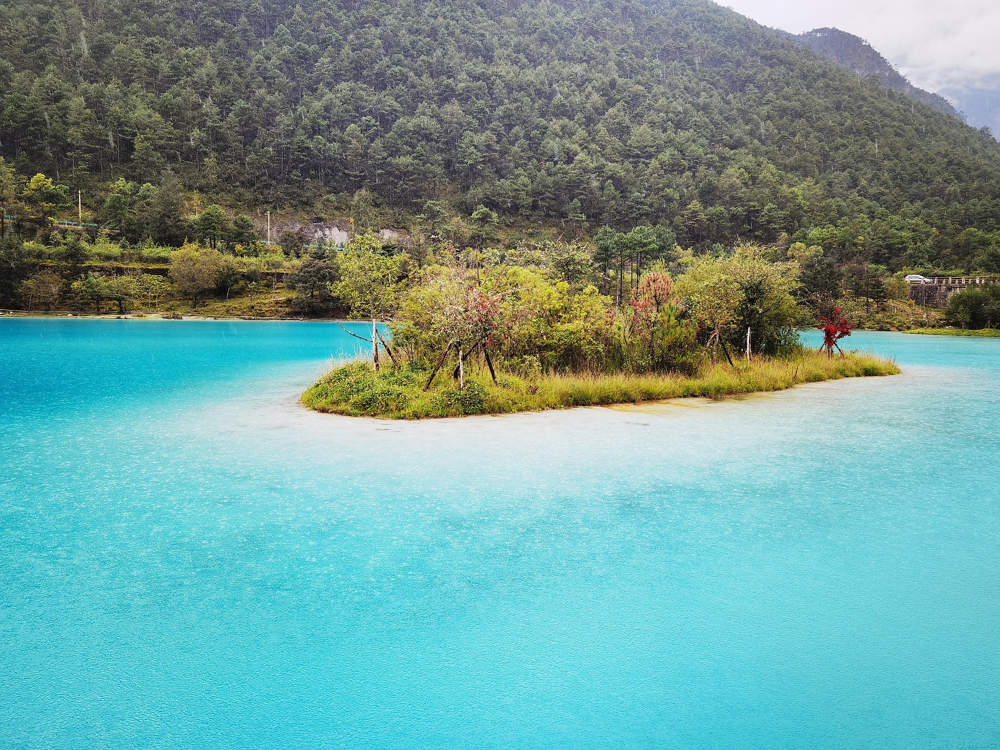 云南蓝月谷作诗