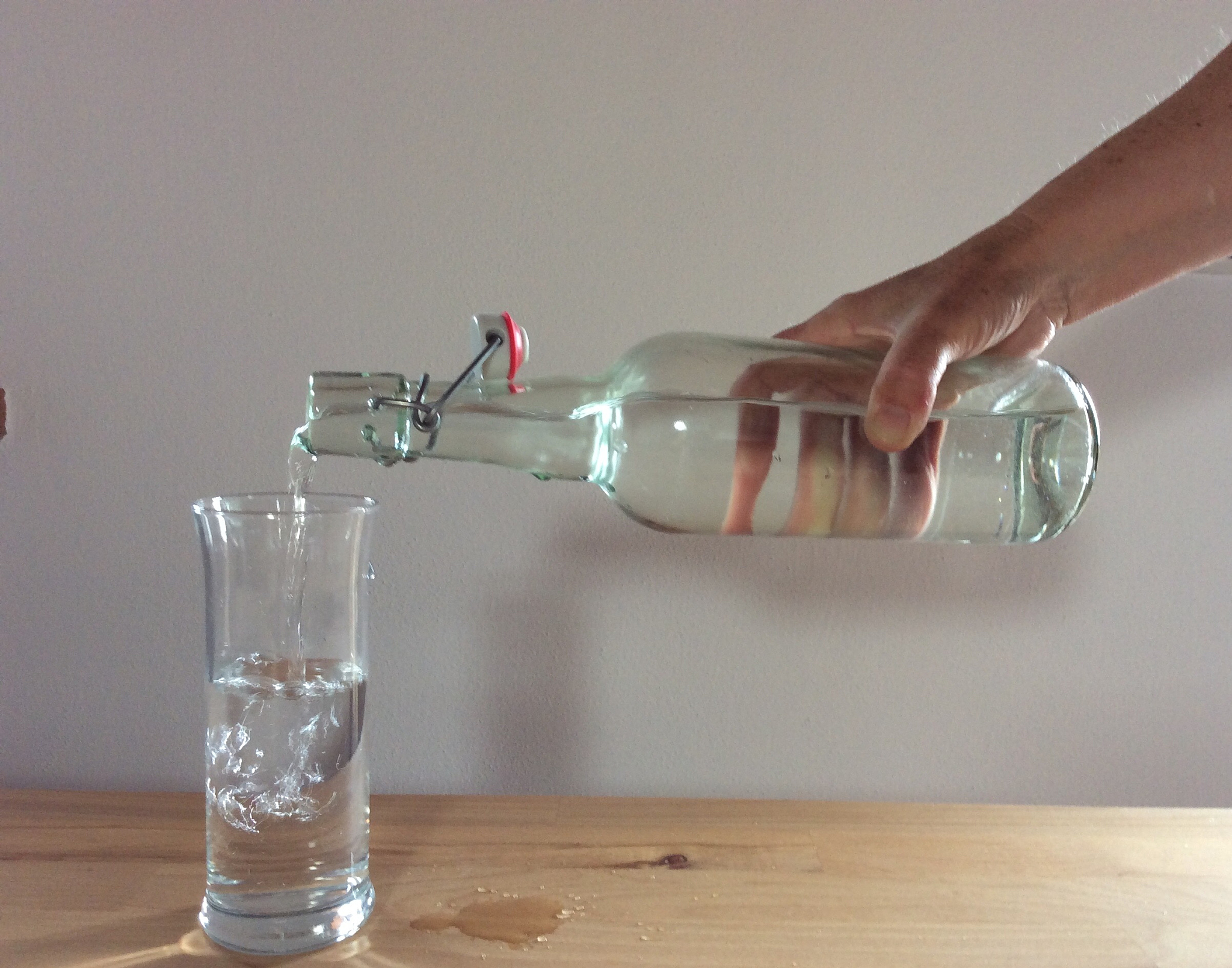 乒乓球沉浮实验原理：简单易懂的浮力演示