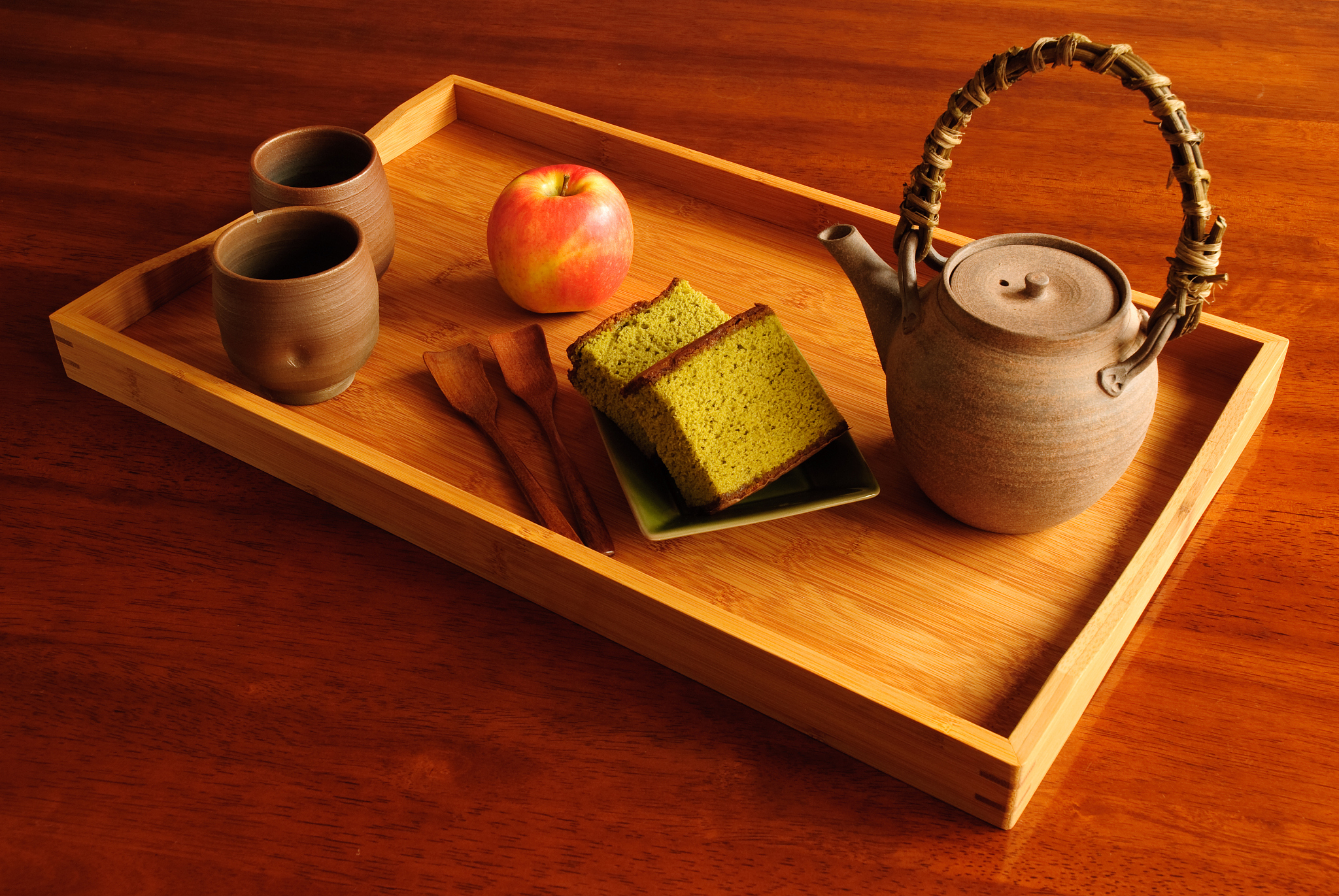 吴教授送给Profaris的礼物是一套旅行用的便携茶杯非常漂亮陶瓷是中国传统的礼物一般送给最好的朋友寓意永恒的友谊如何用英文面对面给Profaris介绍礼物