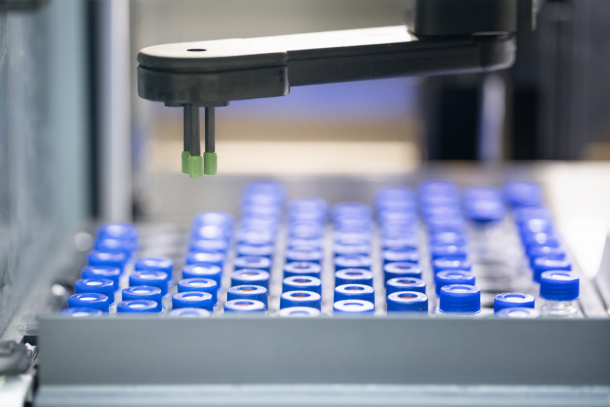请帮我翻译成中文：Unlike in the case of radiometric methods which are used to detect characteristic radiations emitted by the decay of radionuclides to determine their quality andor quantity inorganic mass spe